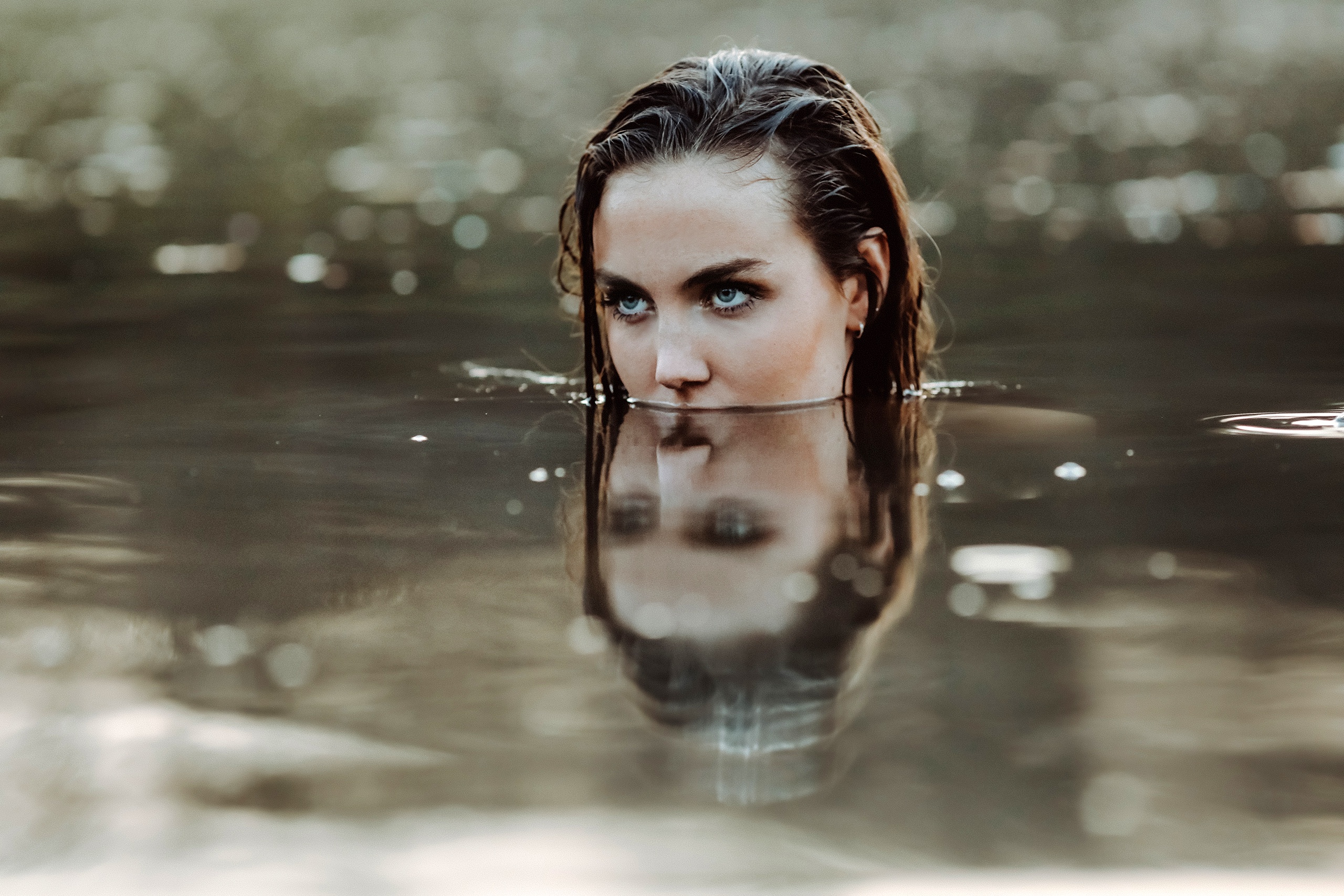 Отражение вода песни. Фотосессия в воде. Отражение девушки в воде. Лицо девушки в воде. Отражение лица в воде.