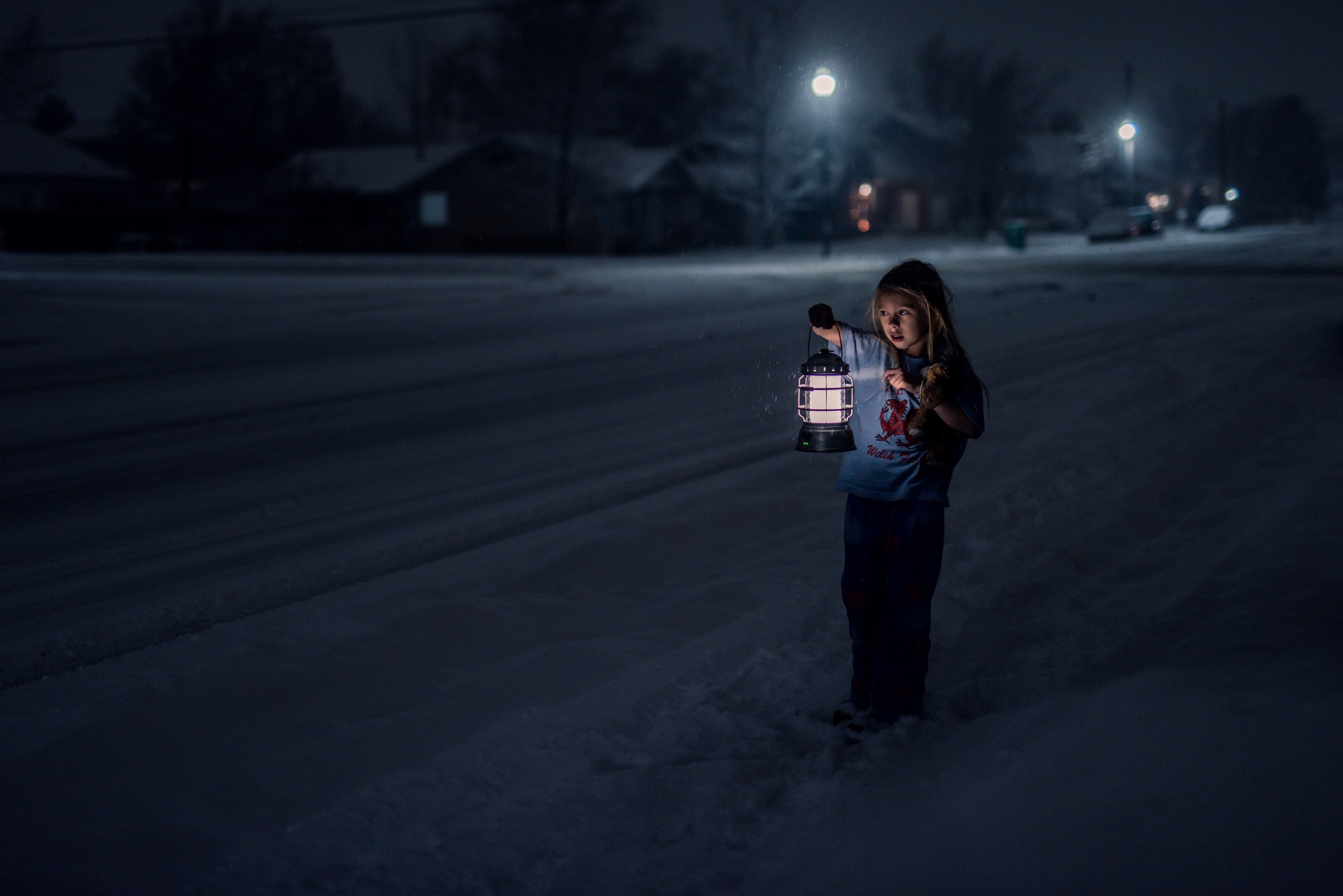 Пошли гулять вечером. Девочка на улице ночью. Ребенок ночью на улице. Девушка зимой ночью. Фотосессия ночью.