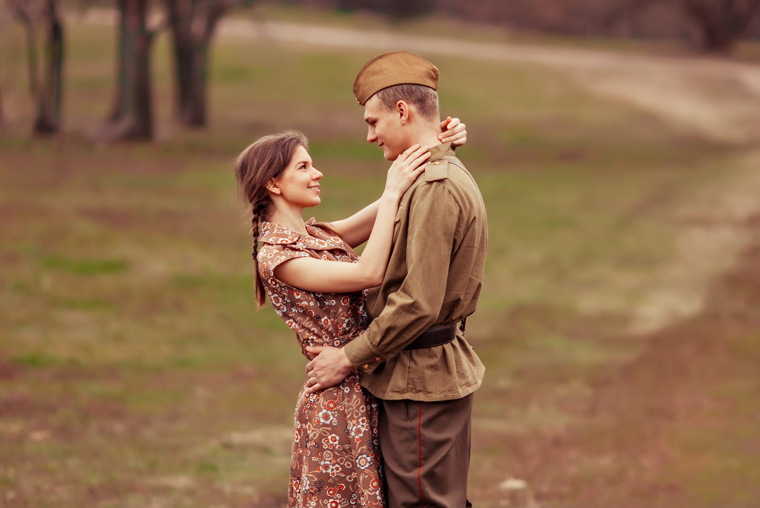 Песня парню на войну. Встреча солдата. Фотосессия в стиле военных лет. Девушка солдат. Мужчина и женщина в военной форме.