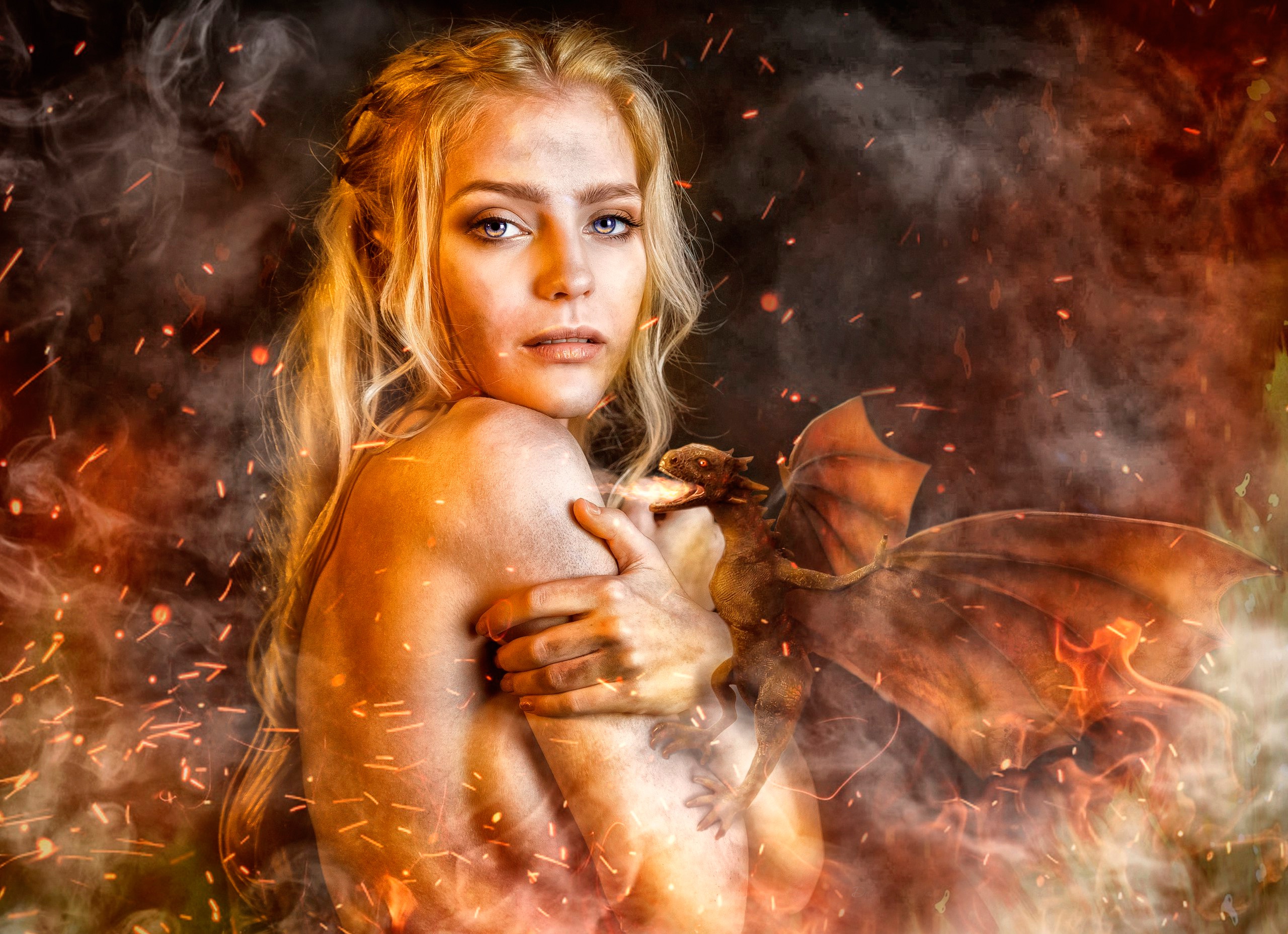 Девушка дракон фото. Дейенерис Таргариен с драконами. Дейенерис Таргариен в огне. Девушка и дракон. Красивые девушки с драконами.