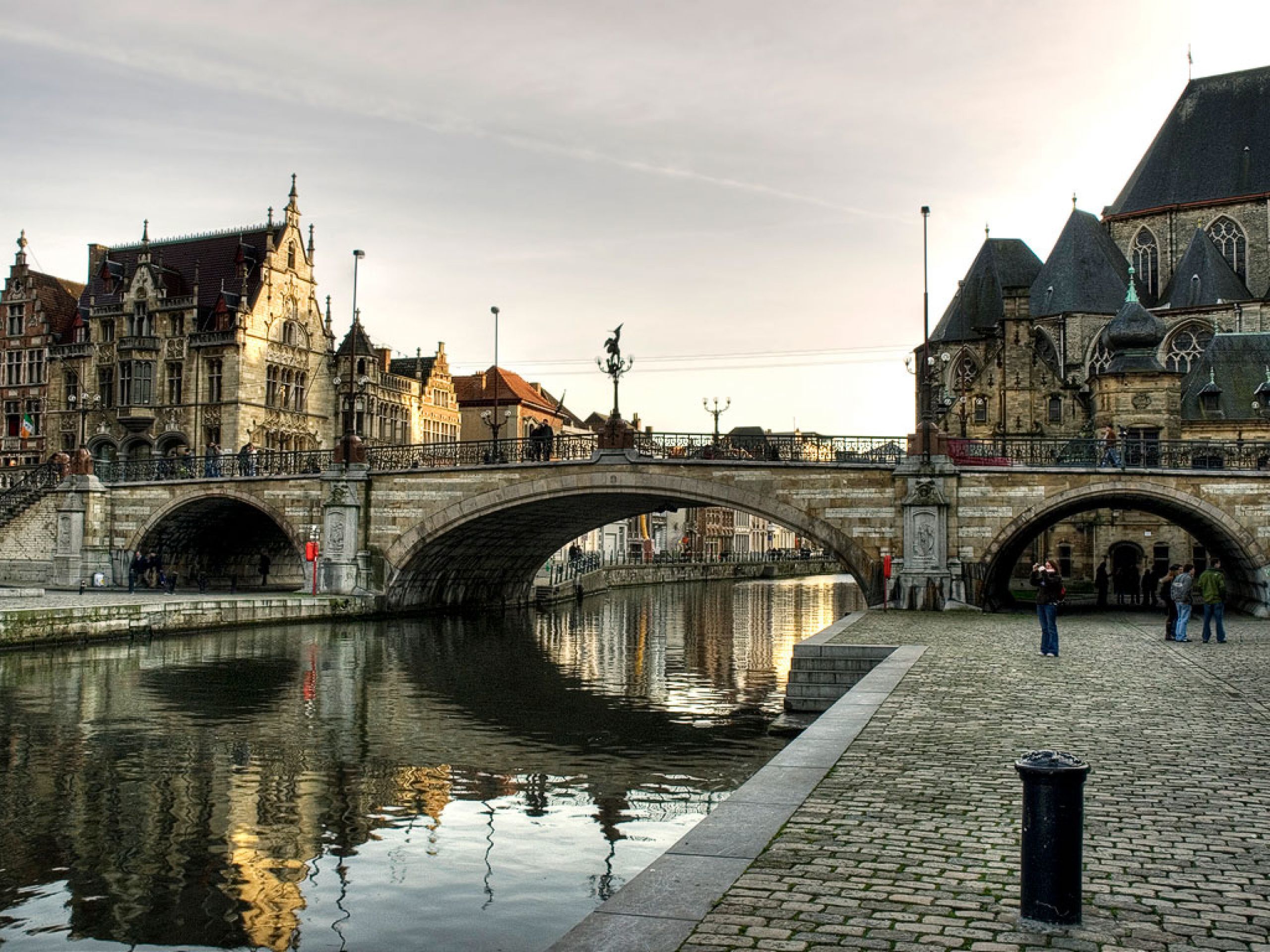 Особенности старых городов. Гент Бельгия. Бельгия Мостовая Гент. Гент фото. Брюгге город в Бельгии.