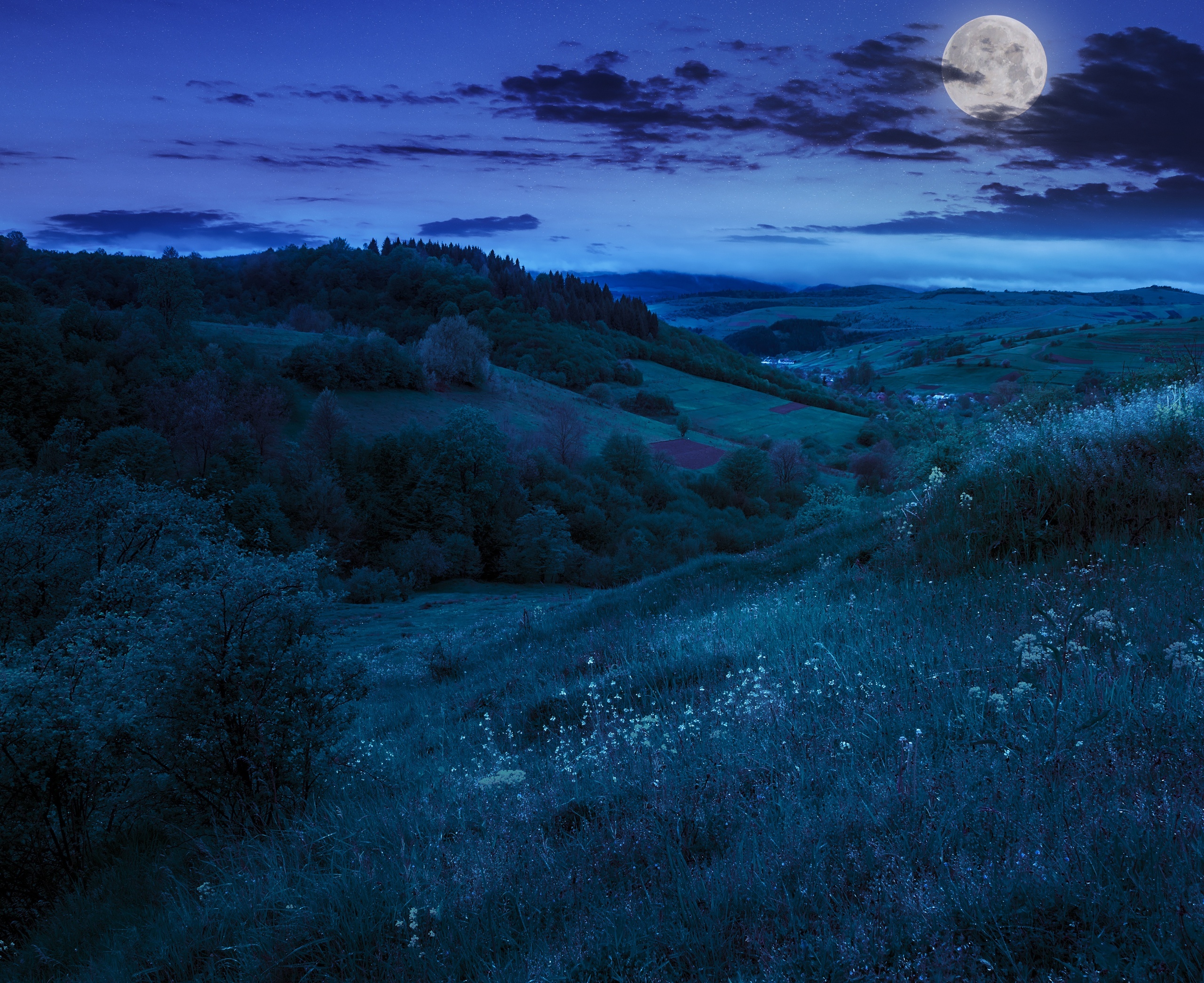 Синие холмы. Природа ночью. Ночной пейзаж. Красивая ночь в лугах. Холм ночью.