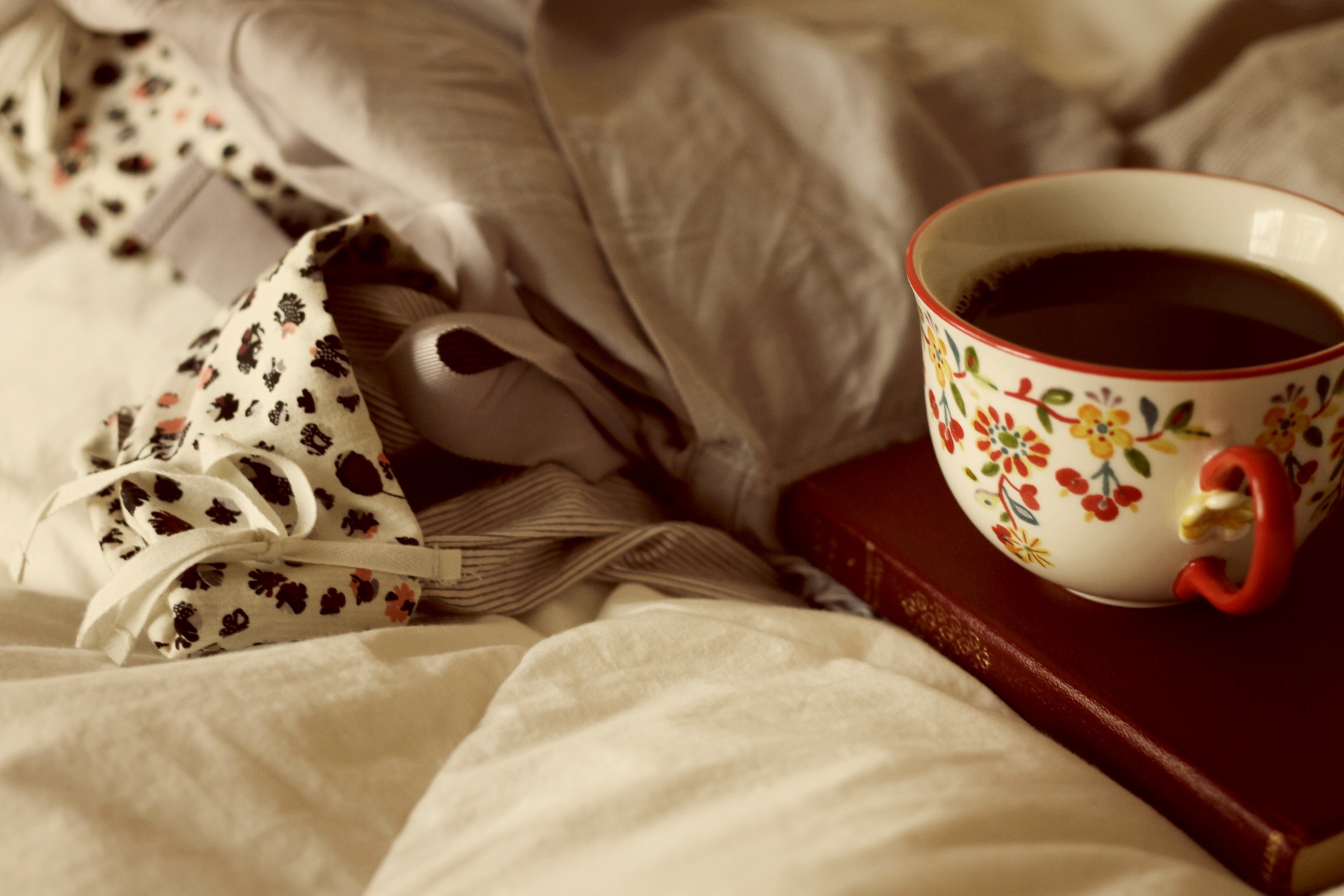 Воскресный кофе. Кофе в постель. Уютная чашка. Кофе в постель для любимой. Чай в постель.