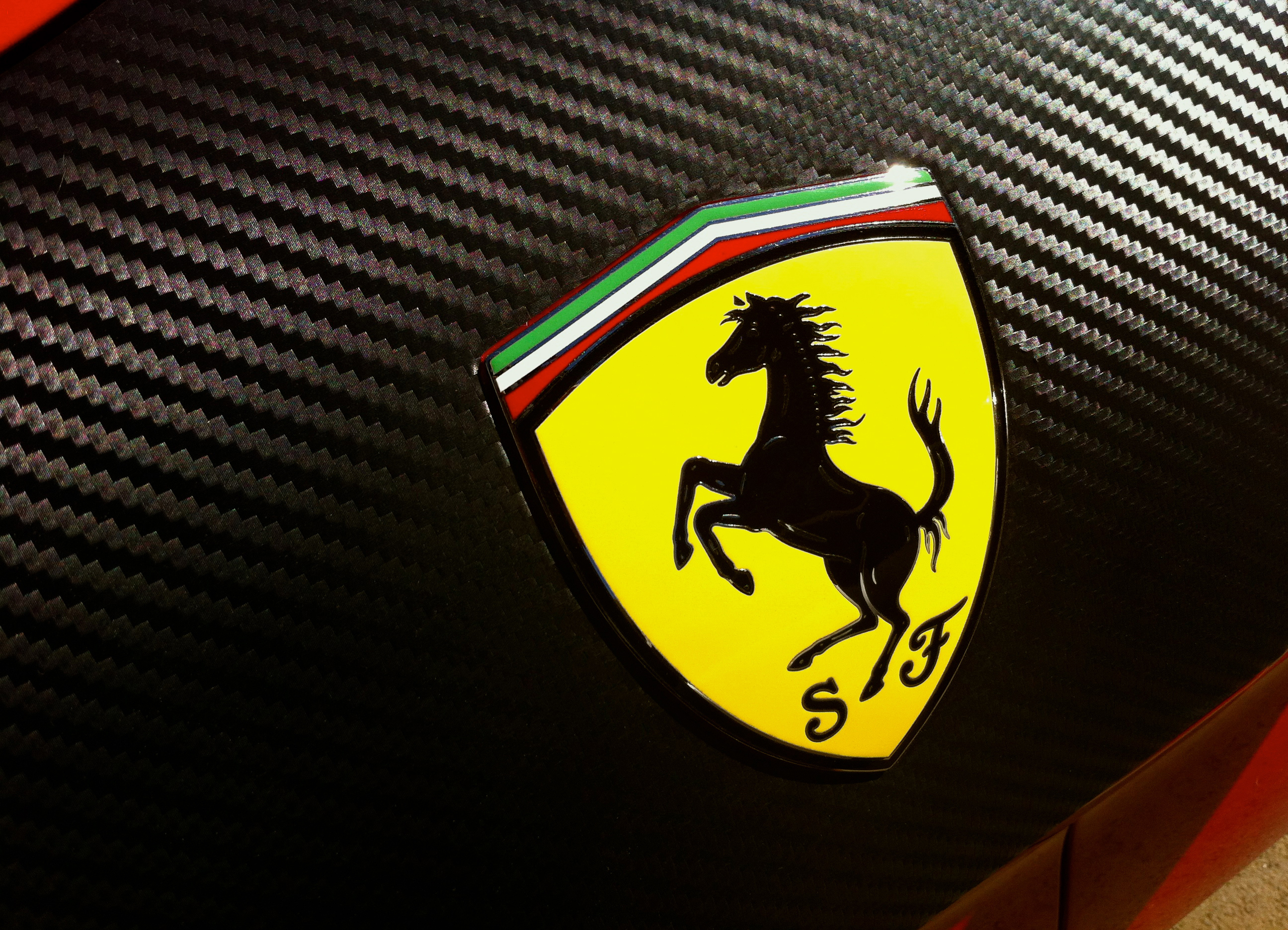 Машина с лошадью на эмблеме. Скудерия Феррари (итал. Scuderia Ferrari) —. Scuderia Ferrari эмблема. Ferrari Carbon. Ferrari Daytona sp3 2021.
