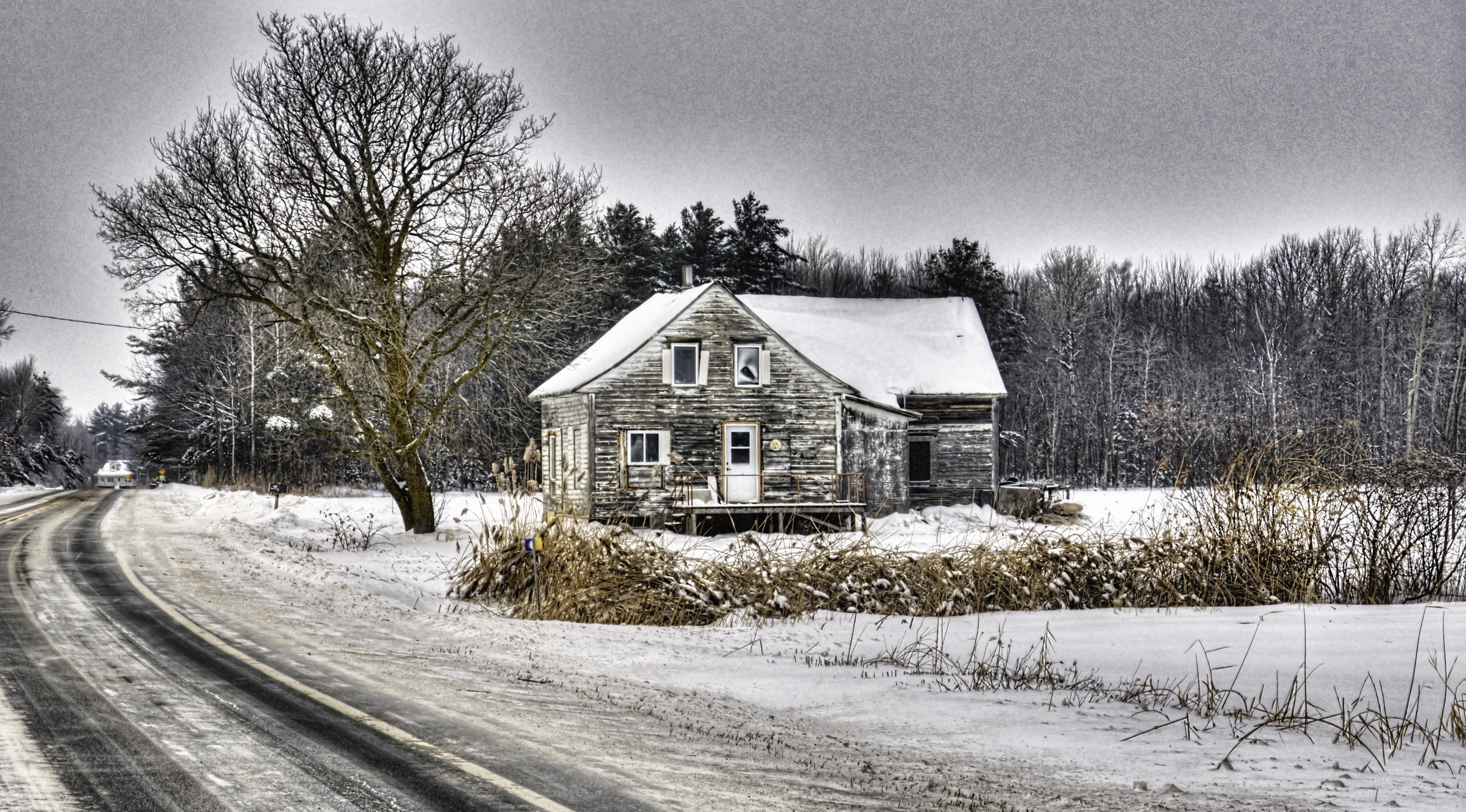 Когда выйдет дом у дороги в россии. Деревня зимой. Деревенский домик зимой. Дом в деревне зимой. Домик в деревне.