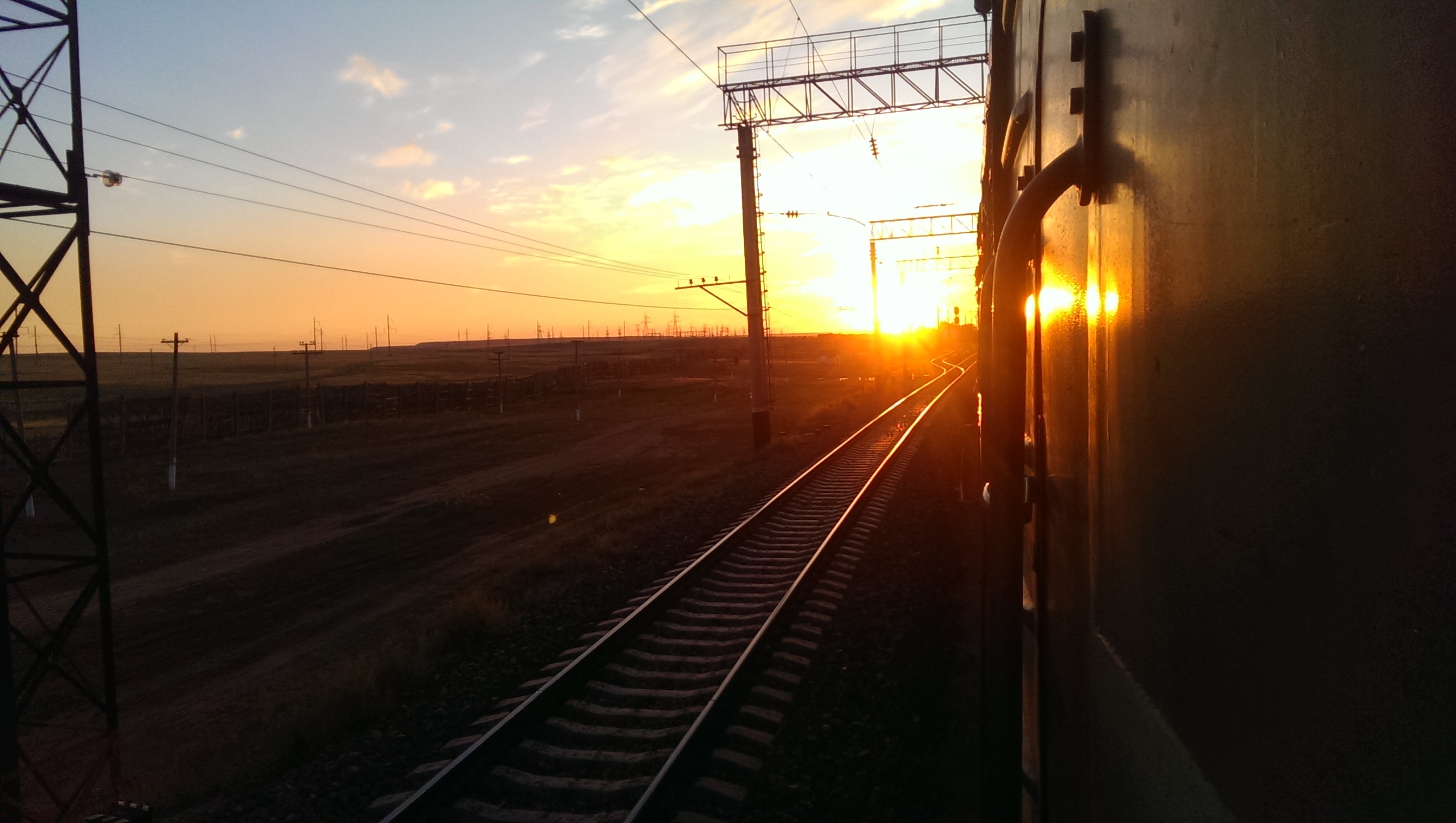 Поезд едет туда. Вид из поезда. Вид из окна поезда. Красивый вид из поезда. Виды поездов.