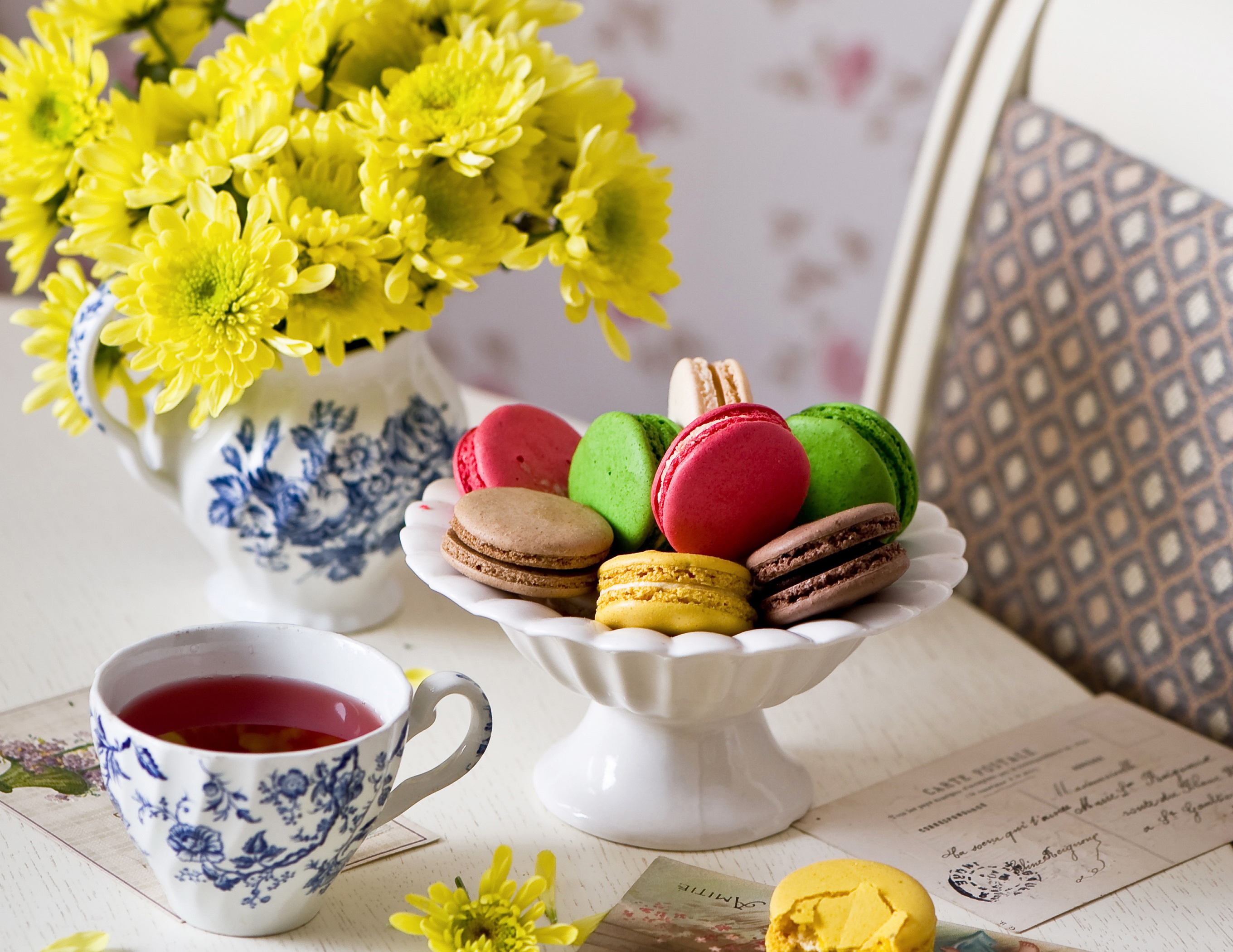 Доброе утро яркие цветы. Чай с печеньем. Чаепитие. Чай с цветами. Красивое чаепитие.