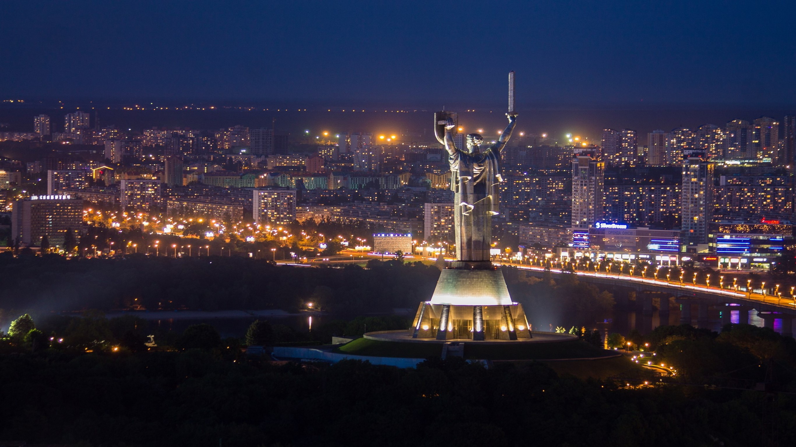 Україна має. Родина-мать (Киев). Родина мать город Киев. Родина мать Киев ночью. Киев столица Украины.