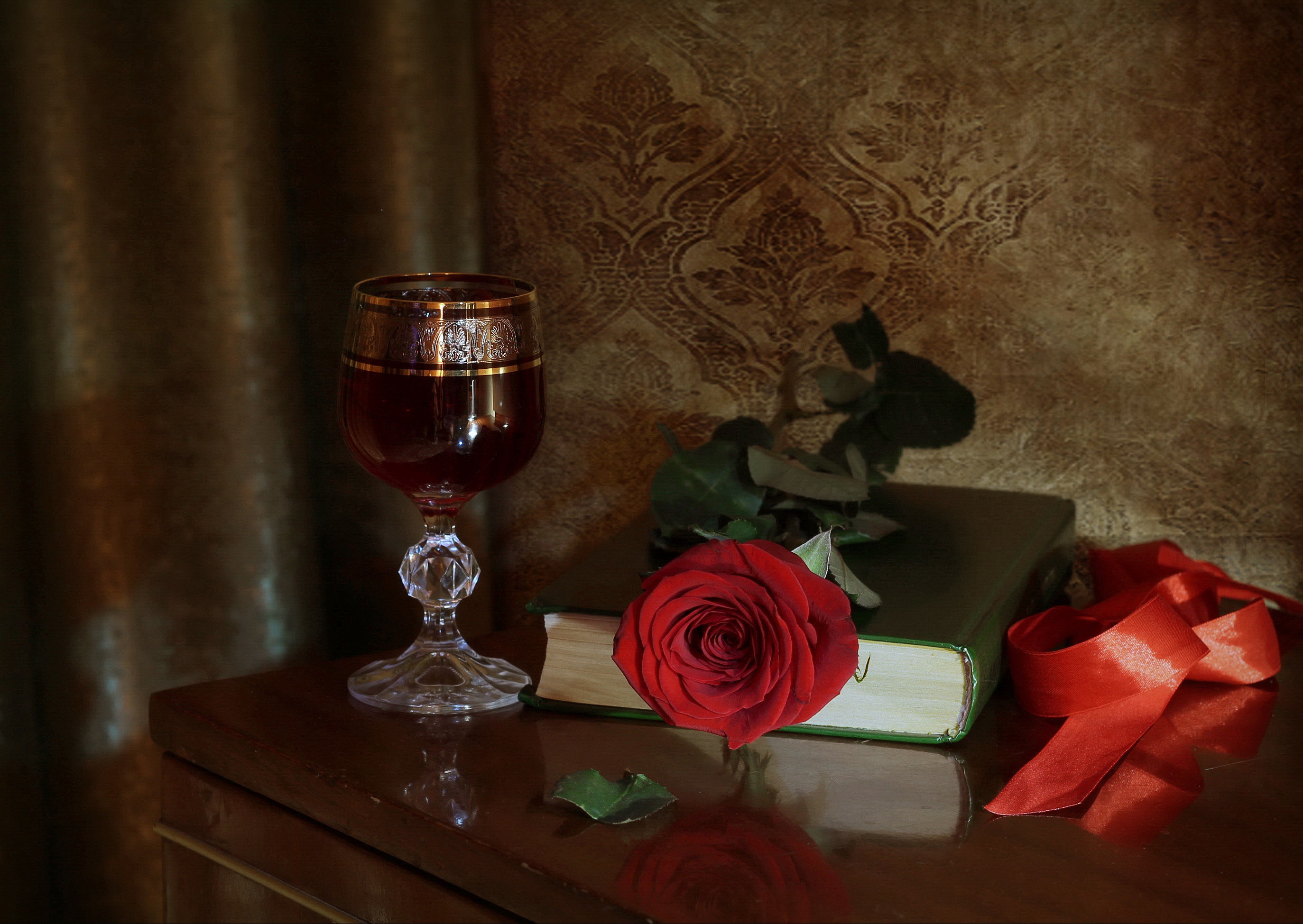 Песня на столе коньяк и свечи догорают. Цветы в бокале. Вино и цветы. Розе вино.