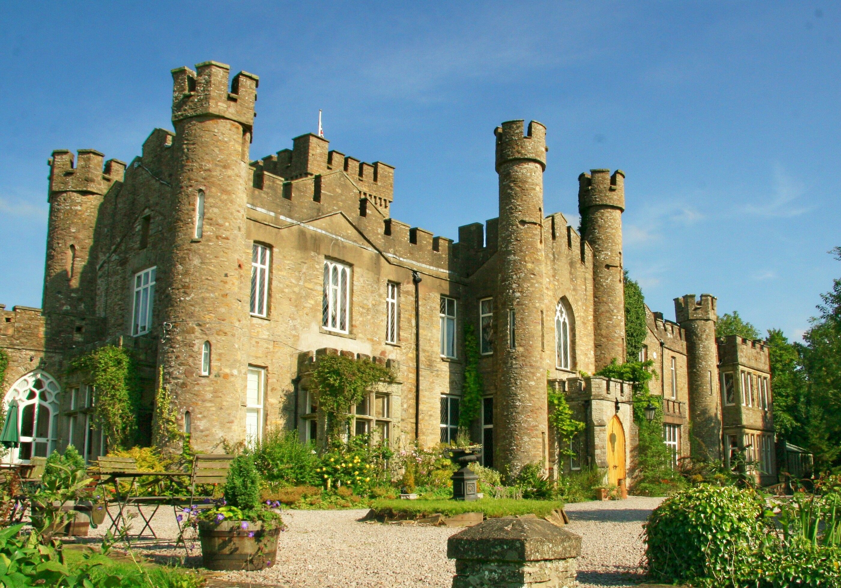 British castles. Замок Рэй Англия. Замок Килкенни Ирландия. Замок Фолган Англия. Чимниз замок Англия.