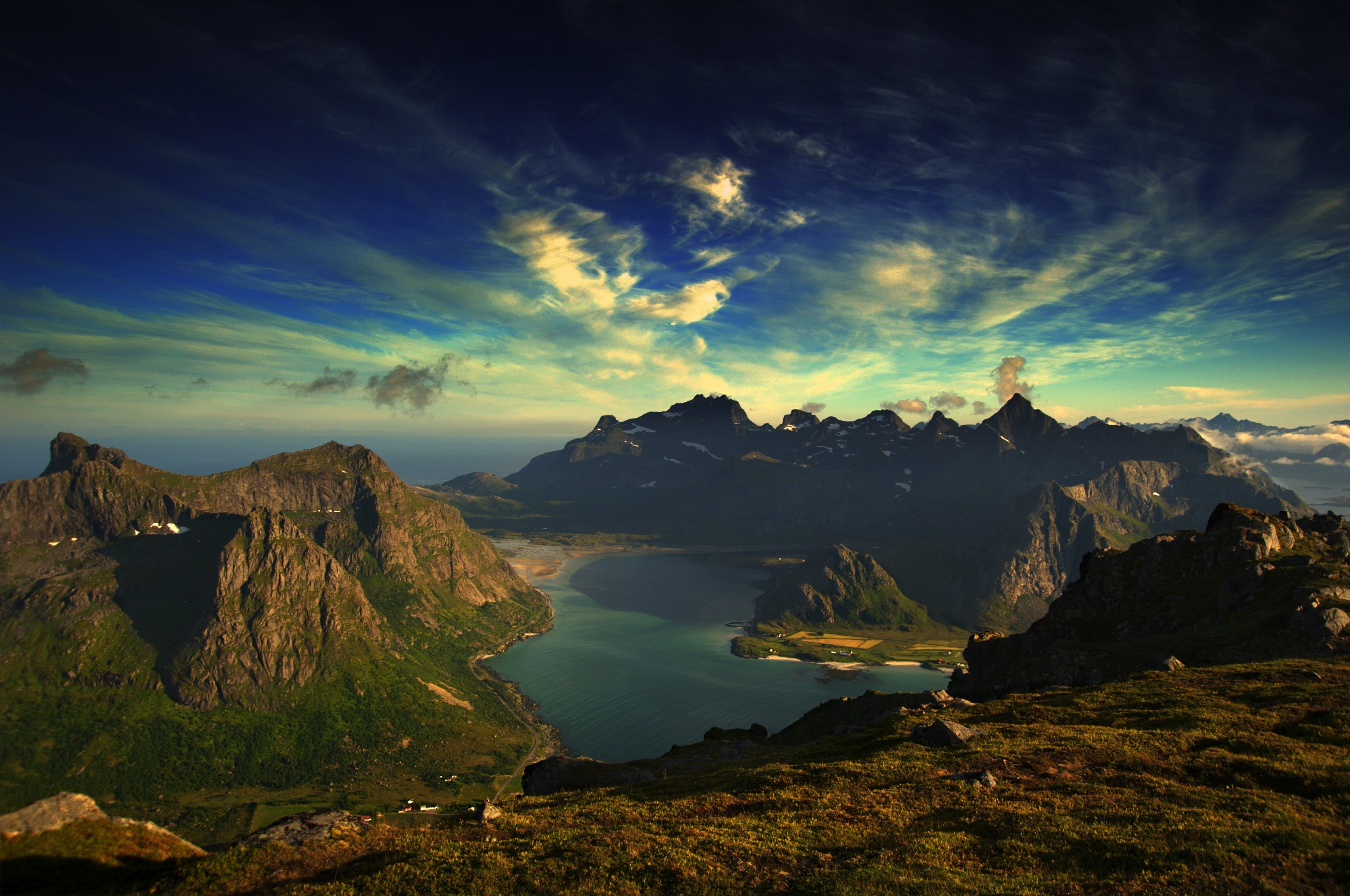 Мир фуллов. Горы Норвегия 5k. Гудбраннская Долина Норвегия. Гора Рейнебринген, Норвегия. Ергаки.
