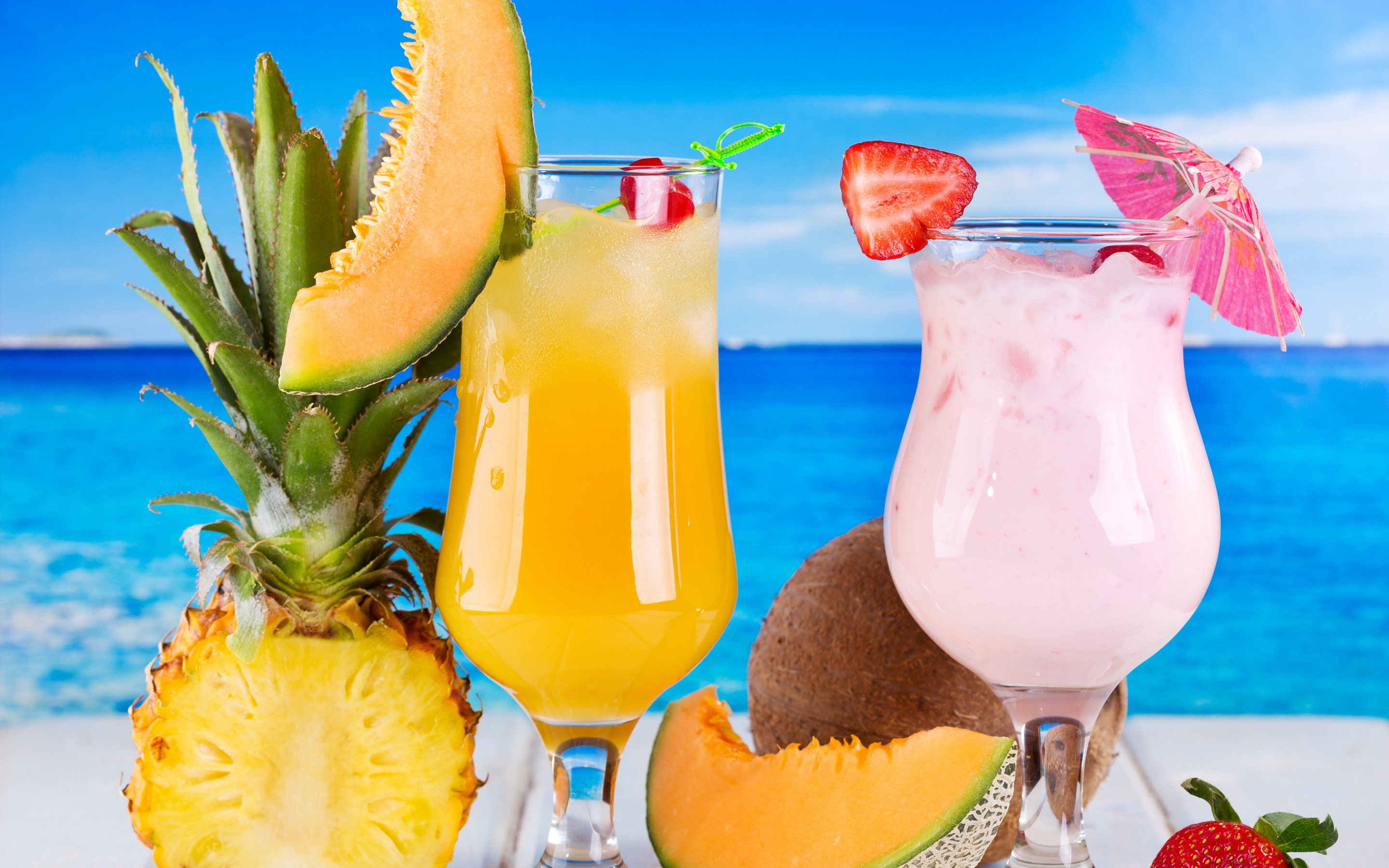 Tropical cocktail. Тропический коктейль. Коктейль на пляже. Коктейль на фоне моря.