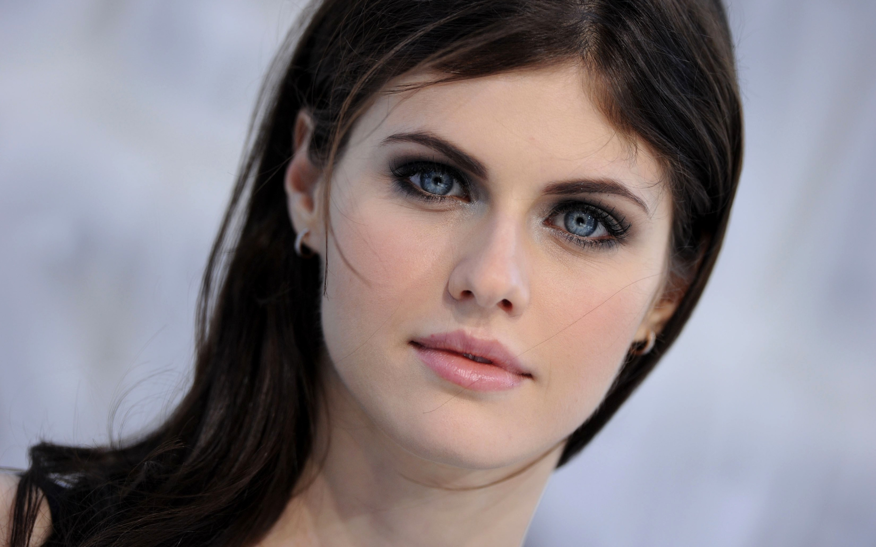 Download wallpaper look, girl, actress, brunette, blue-eyed, hair,  Alexandra Daddario, Alexandra Daddario, section girls in resolution  2880x1800