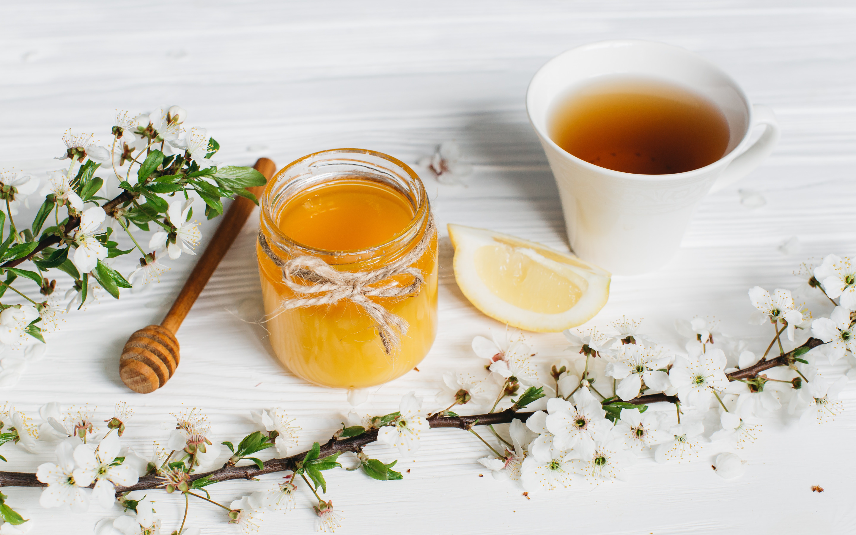 Чай с медом вред. Чай с медом. Чашечка чая с медом. Мед с чаем. Чашка чая с медом.