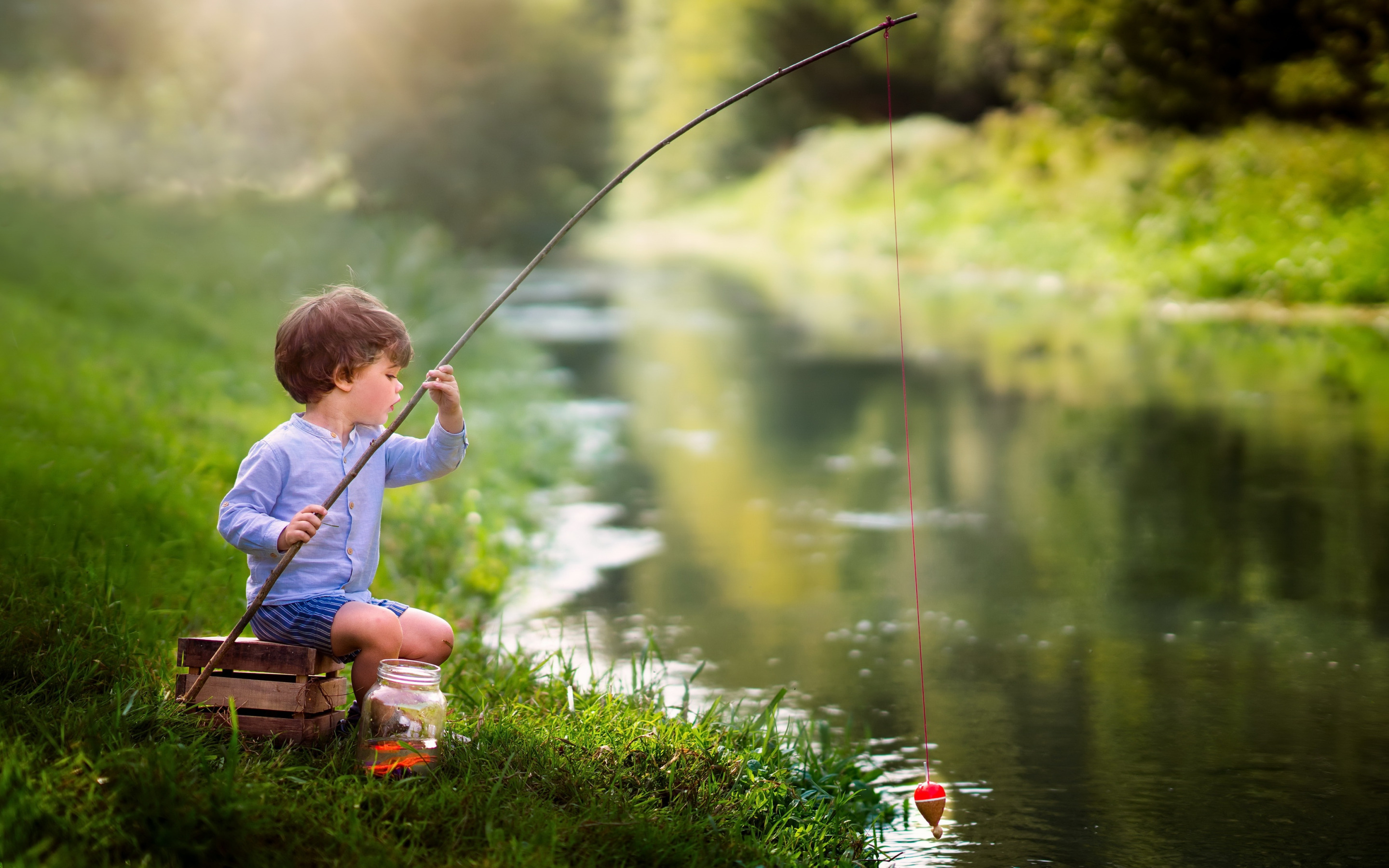 River fishing. Мальчик с удочкой. Мальчик ловит рыбу. Маленький Рыбак. Рыбак ловит рыбу.