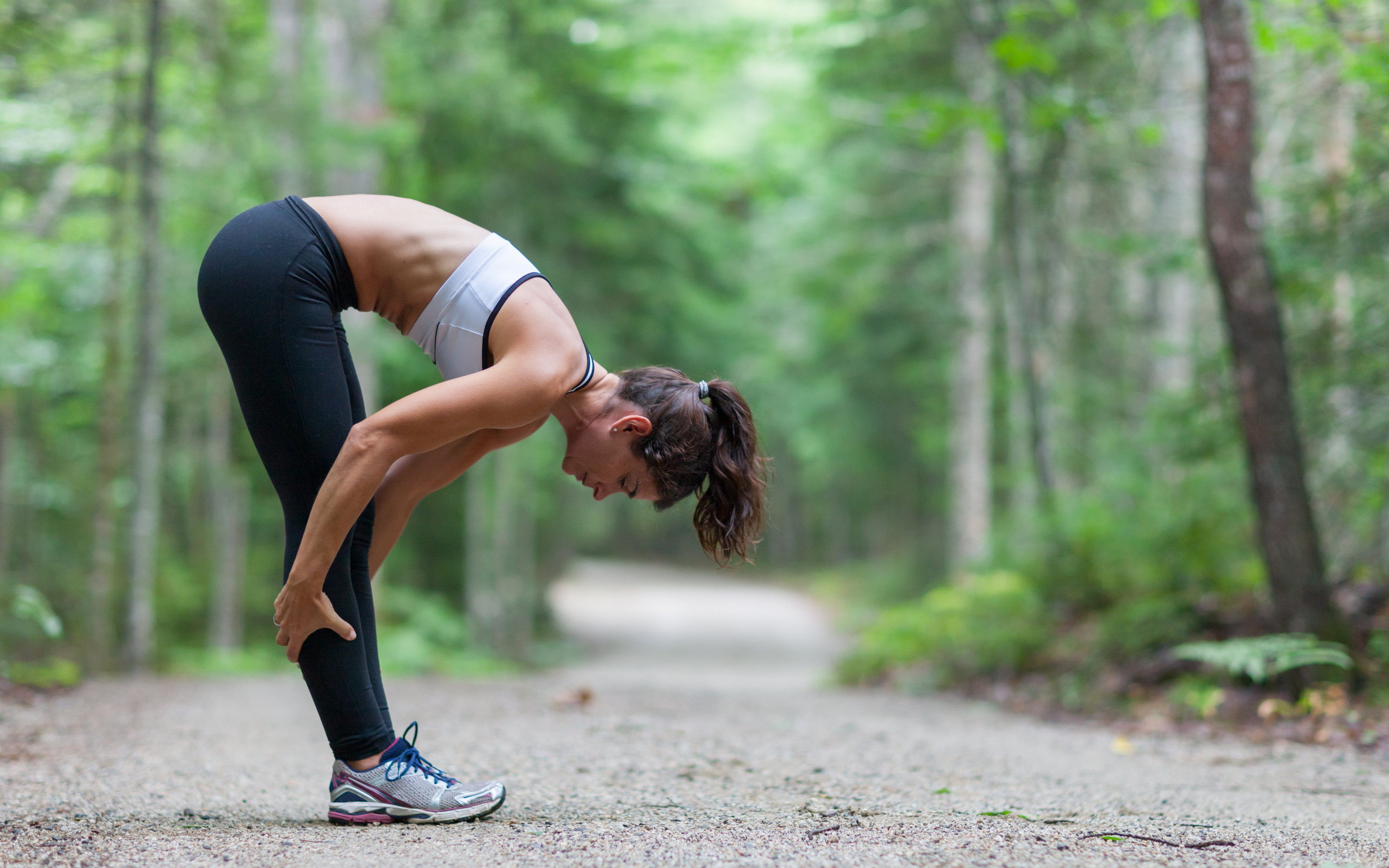 Complete with running. Фитнес на природе. Разминка. Спортивные упражнения. Занятие спортом на природе.