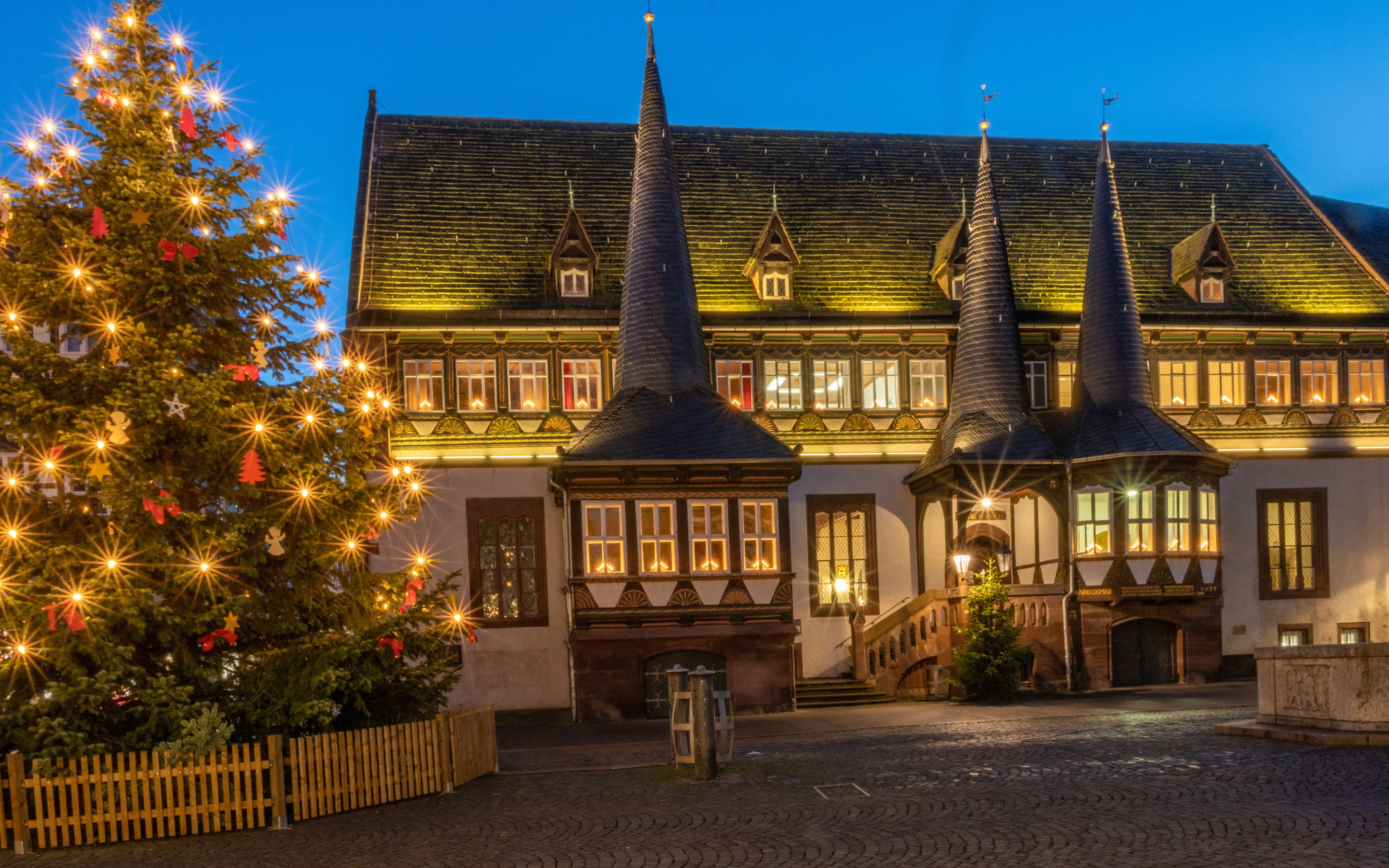 Немецкое рождество картинки. Рождество Michelstadt Town Hall, Germany. Рождественская елка в Германии. Рождественские домики Германия. Елка в Германии на Рождество.