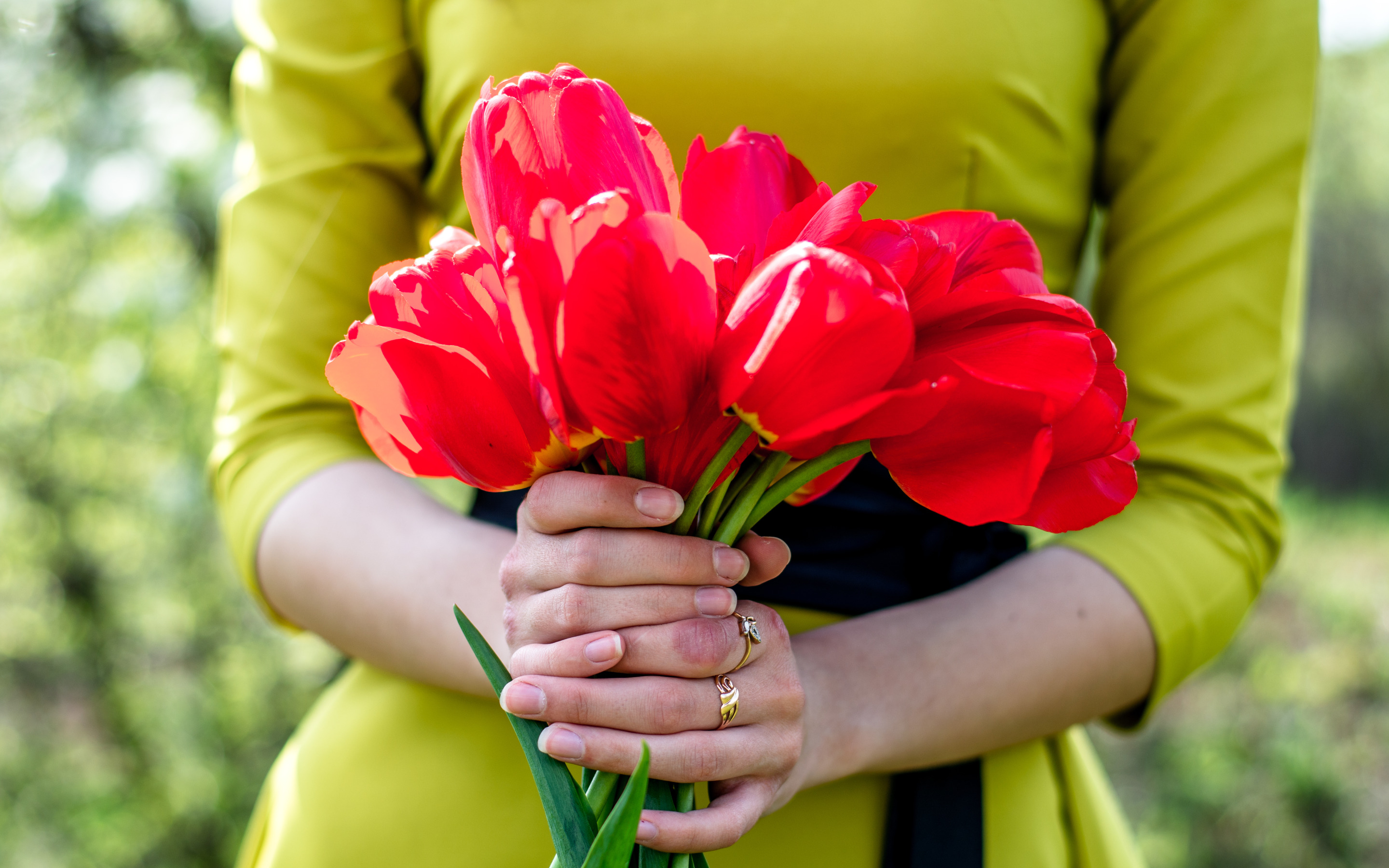Красивое фото с тюльпанами девушки. Цветок на руку.. Букет цветов для девушки. Букет тюльпанов. Букет тюльпанов в руках.