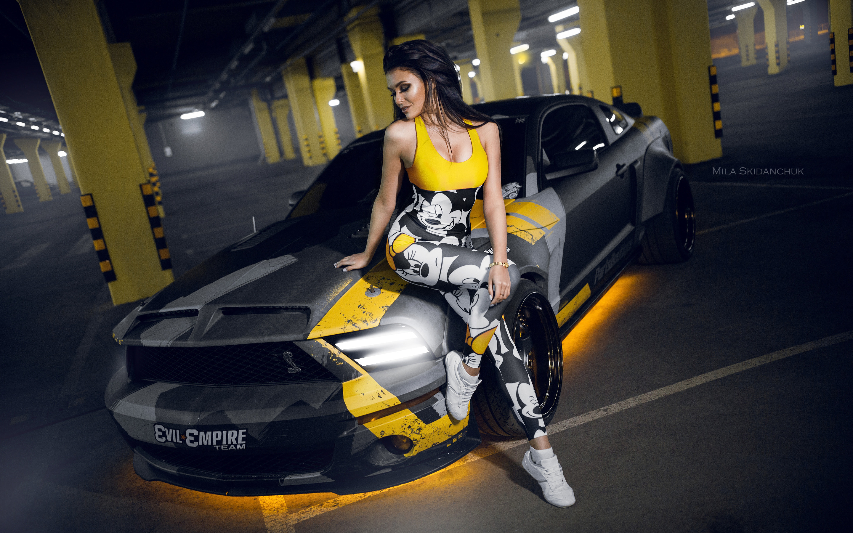 Ava max car. Спорткары и девушки. Автомобиль спортивный и девушка. Спорткары с красивыми девушками. Девушка в гоночной машине.