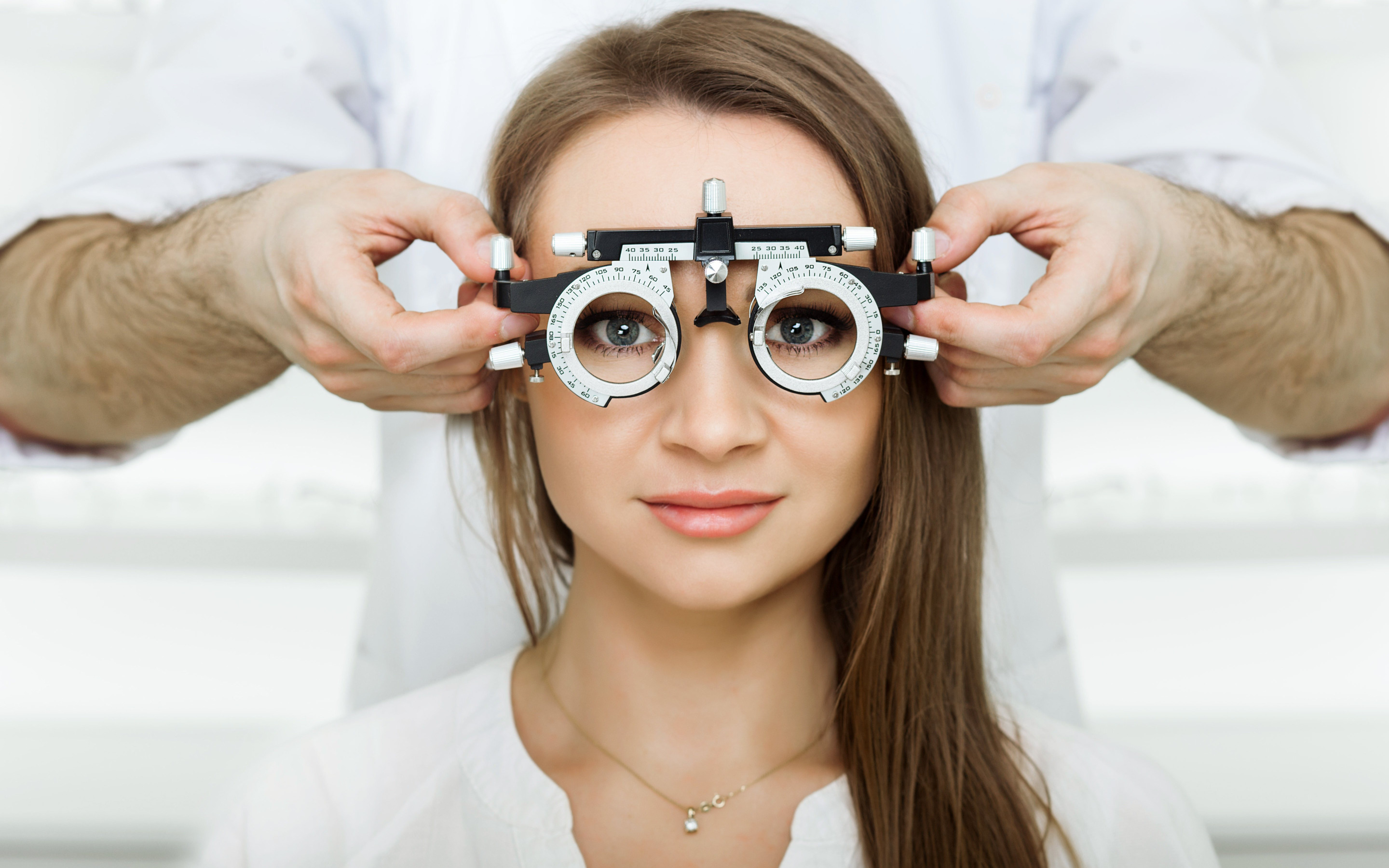 Приложение для подбора очков. Офтальмолог миопия. Нарушение зрения. Офтальмологические очки для коррекции зрения. Девушка у офтальмолога.