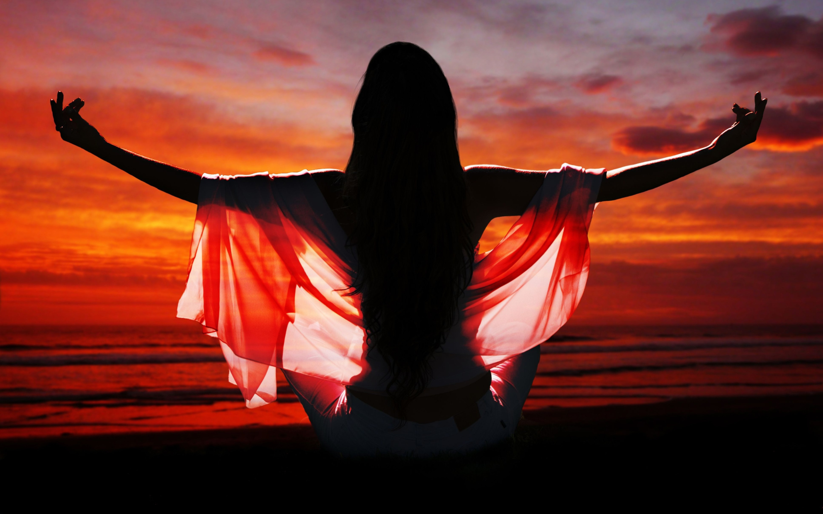 Медитация на женственность. Женская энергия. Девушка танцует на закате. Гармония и счастье. Счастливая женщина.