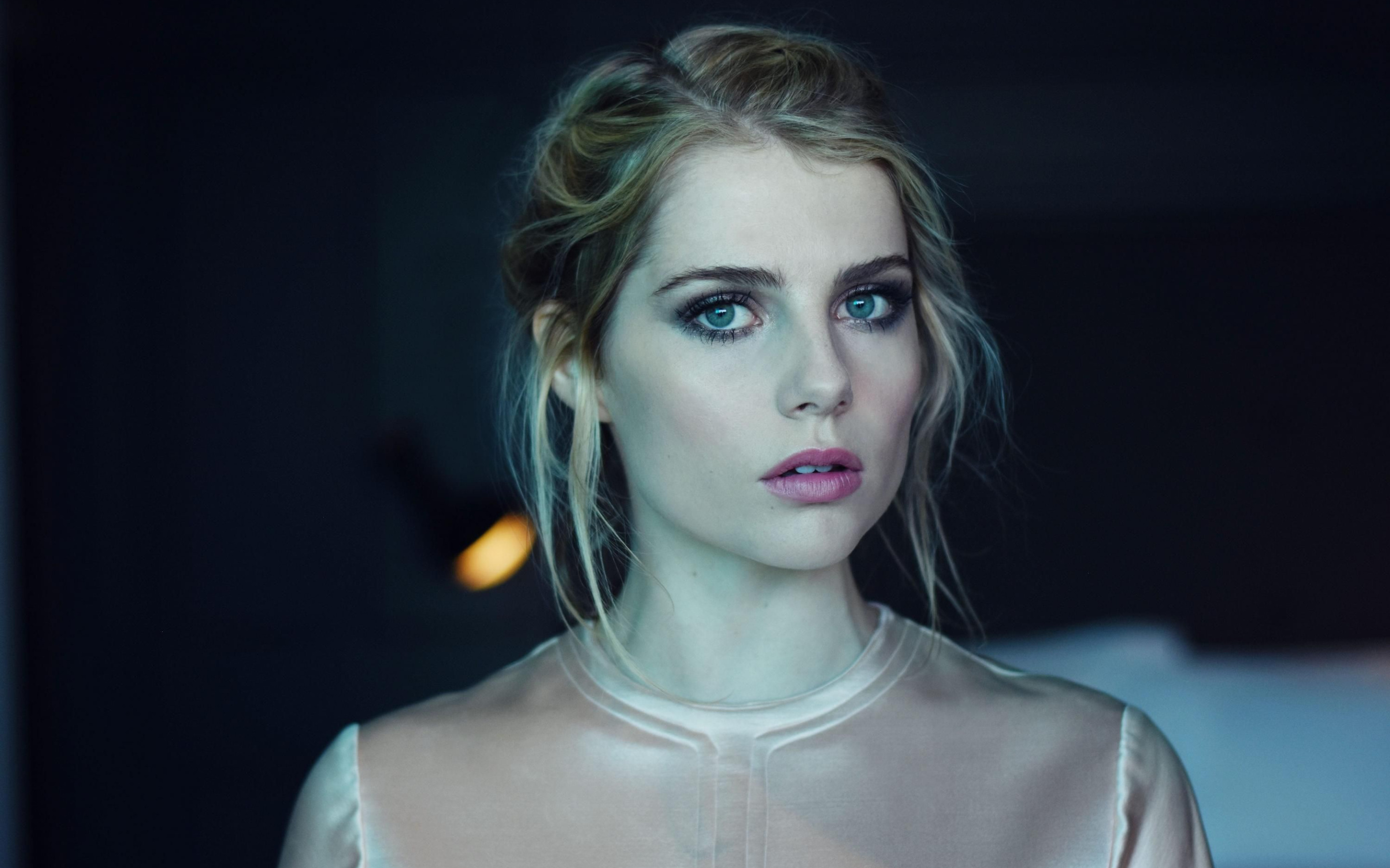 Download wallpaper blue eyes, look, blonde, actress, dark background, Lucy  Boynton, section girls in resolution 2880x1800