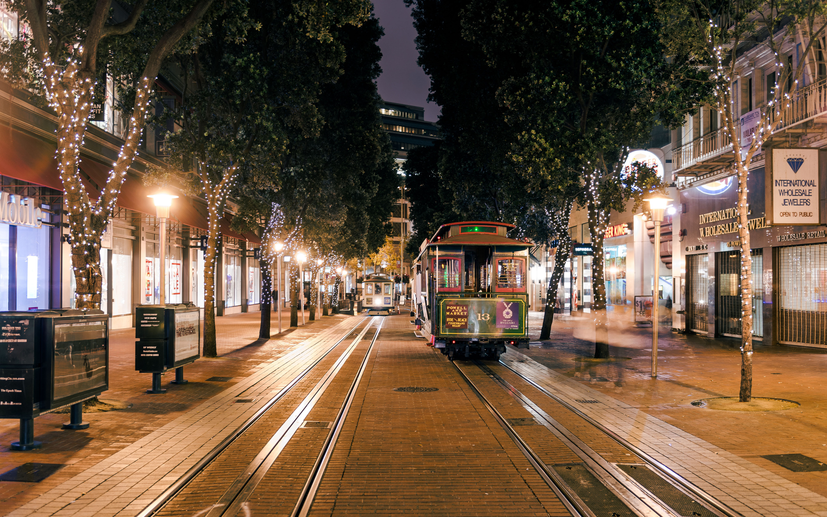 Обои на стол на улице. Трамвай в Сан-Франциско. Сан-Франциско Калифорния трамвай. Сан Франциско улицы города вечером. Сан-Франциско улицы ночью трамваи.