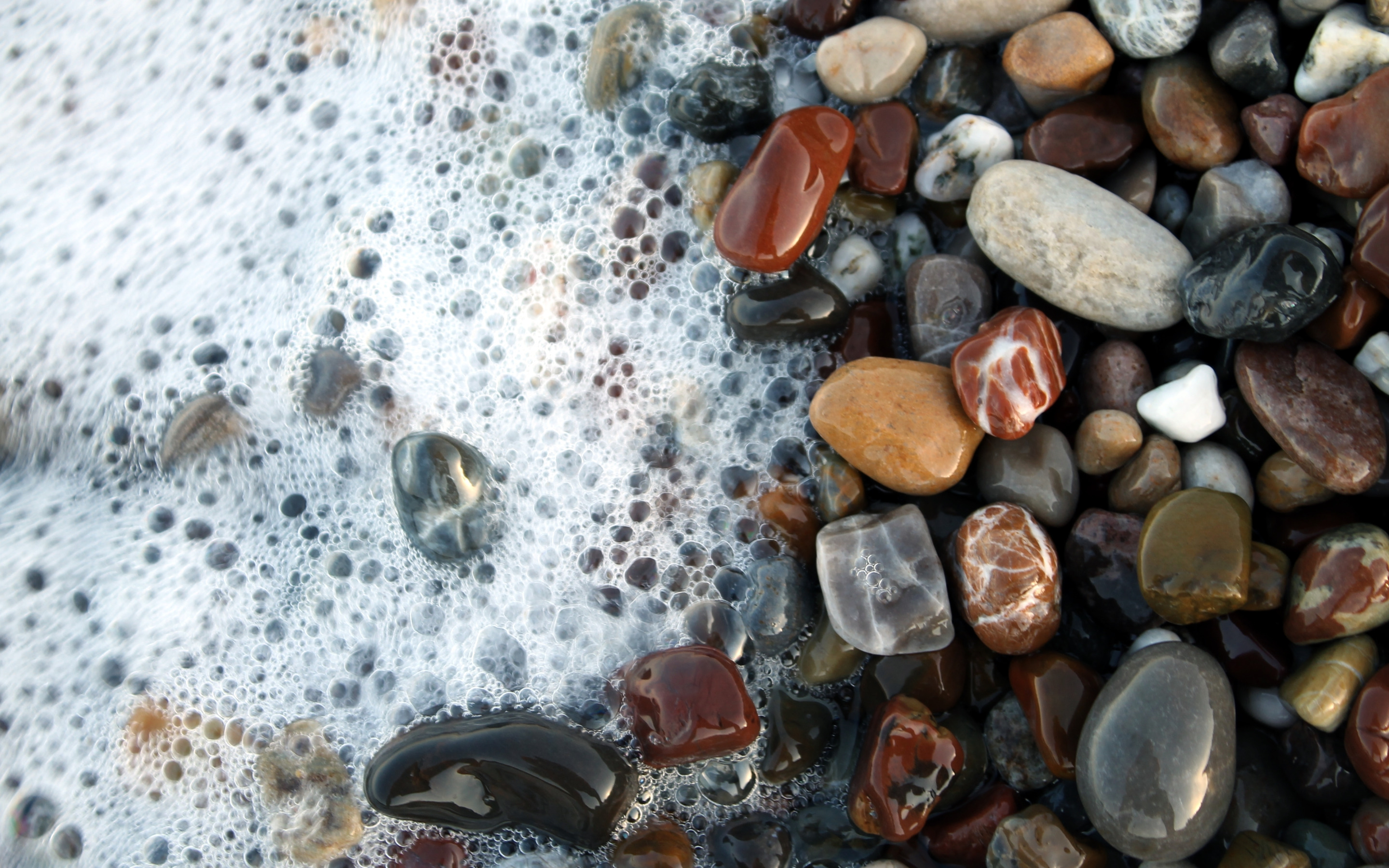 Камни вода рыбы. Галька в воде. Красивые камни в воде. Красивые камушки. Морские камни и вода.