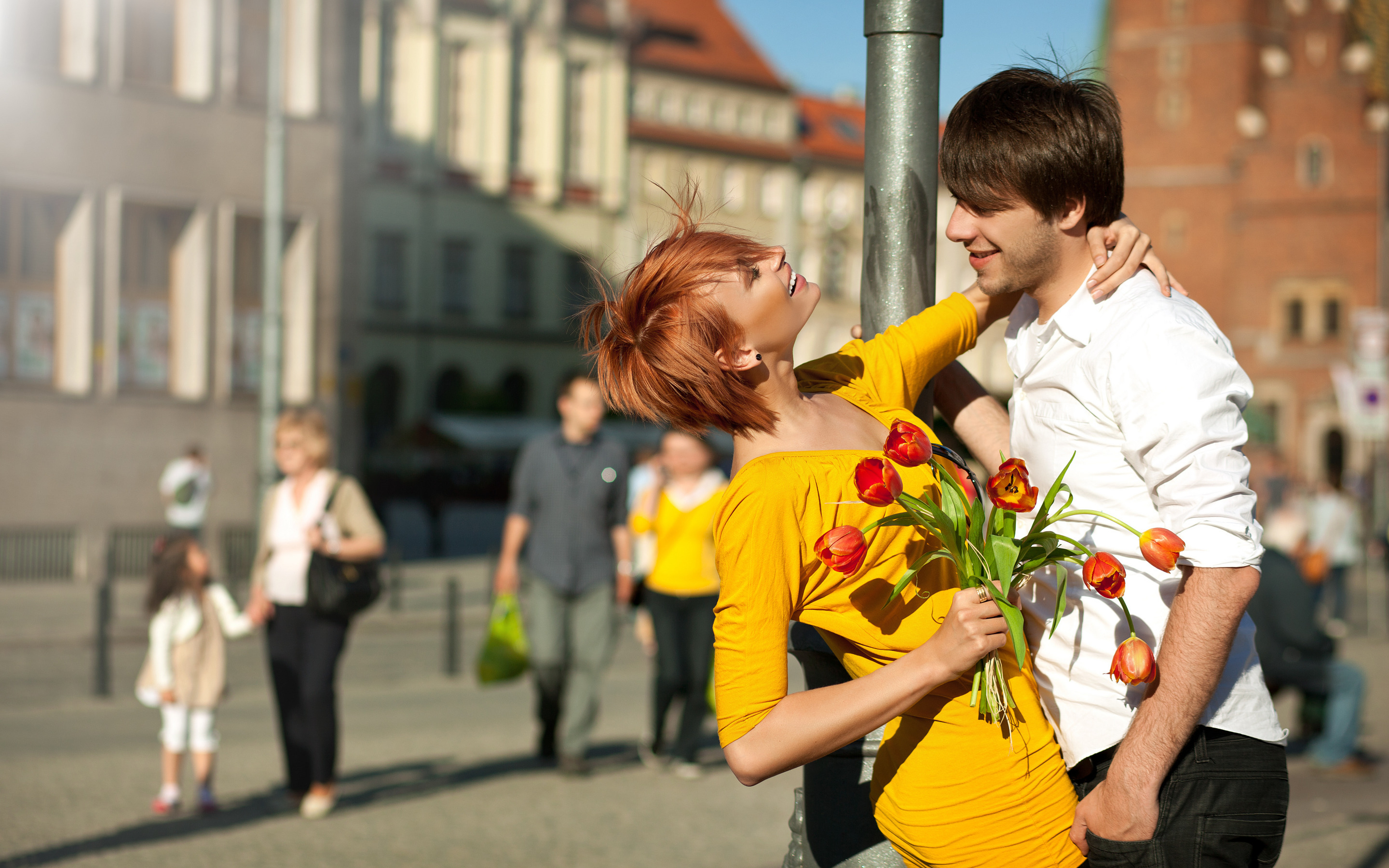 На улице дарят цветы. Мужчина дарит цветы. Мужчина дарит цветы женщине. Влюбленные с цветами. Человек с цветами.