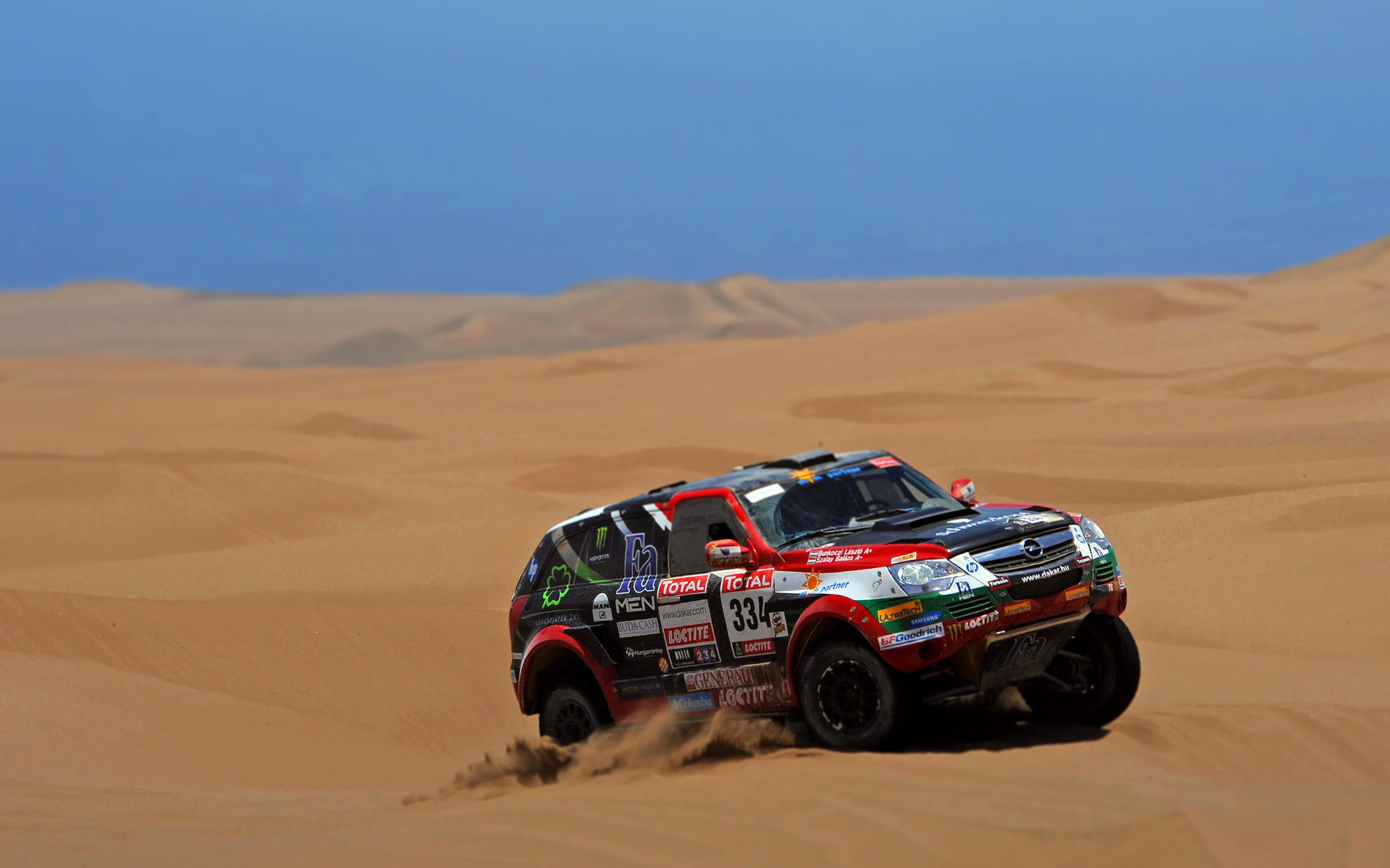 Dakar desert rally русский. Машины ралли Дакар. Ралли Париж Дакар внедорожники. Тахо Париж Дакар. Шевроле ралли Дакар.