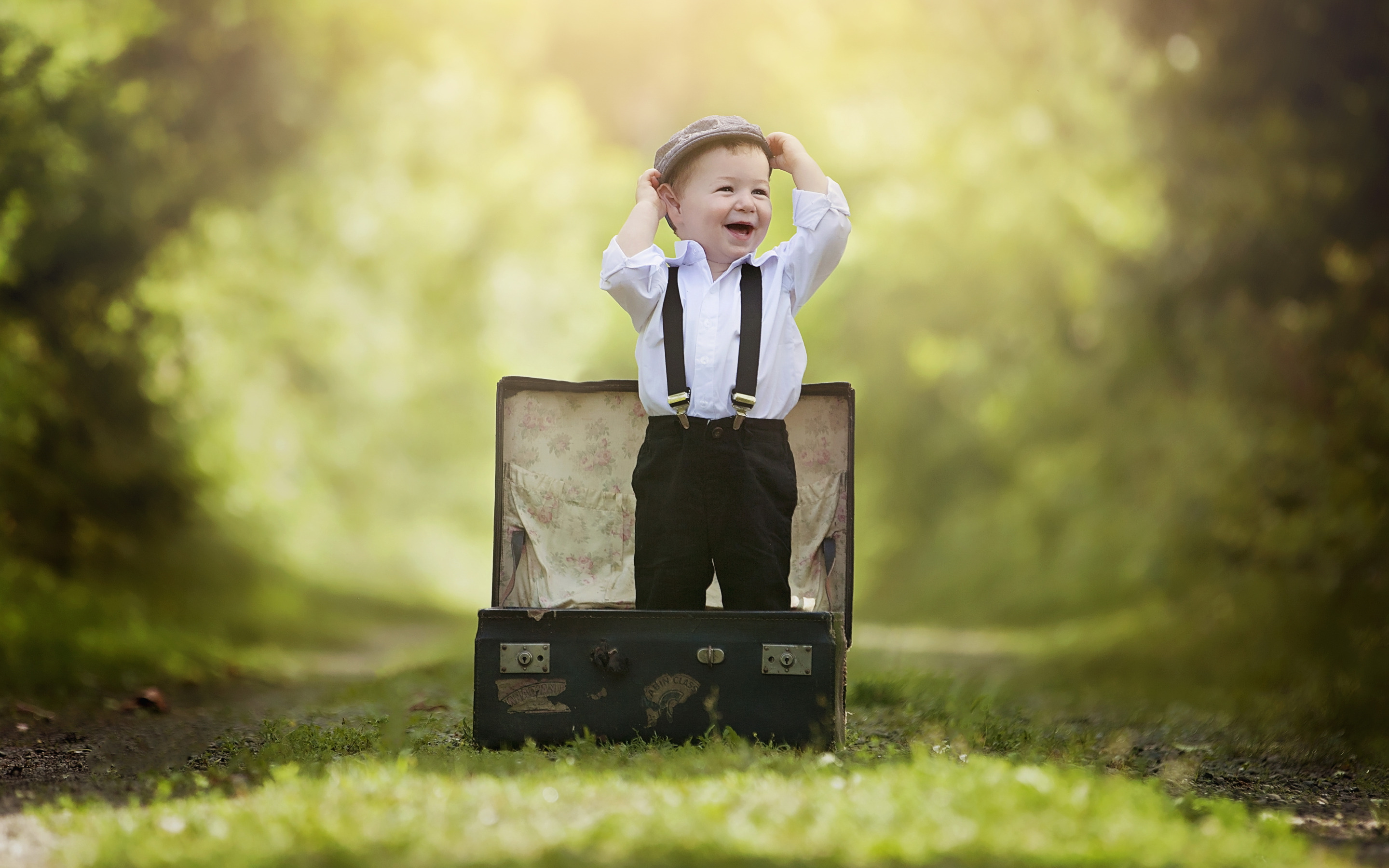 Мальчика отблагодарили. Мальчик с чемоданом. Детская фотосессия с чемоданом. Чемодан для детей. Фотосессия для мальчика.