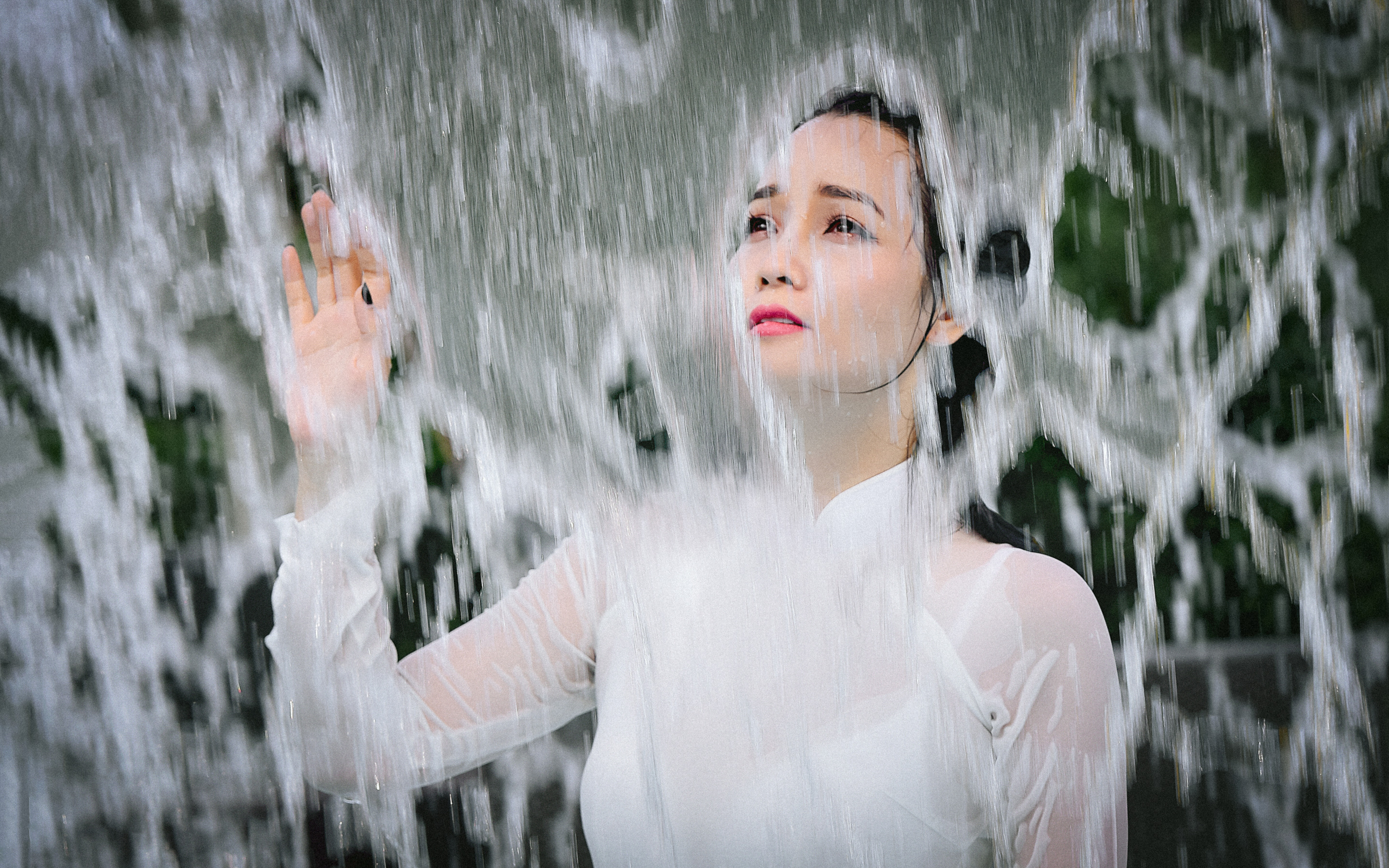 Азиатская вода. Плачущая азиатка. Лицо девушки с водными руками.