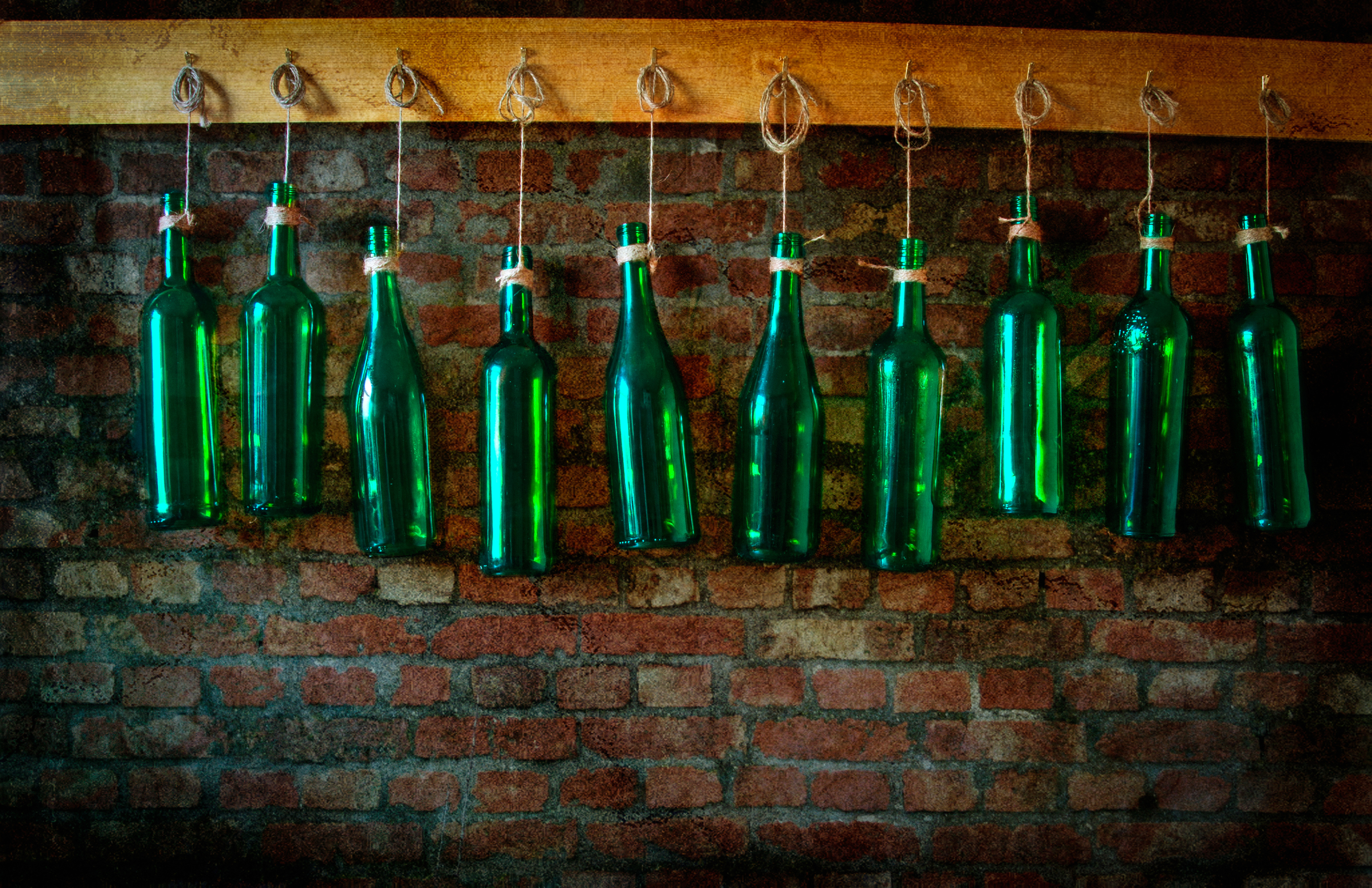Бутылка снизу. Декор из стеклянных бутылок. Бутылки в интерьере. Стеклянные бутылки в интерьере. Декор бутылками в интерьере.