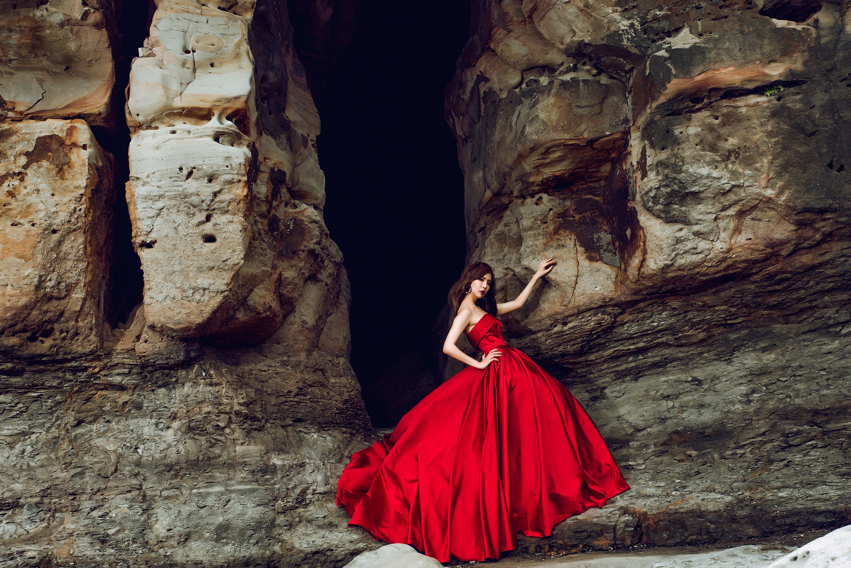 энни лейбовиц для vogue. порванное платье. соблазнительные девушки. падение на красной дорожке. порвалось платье.