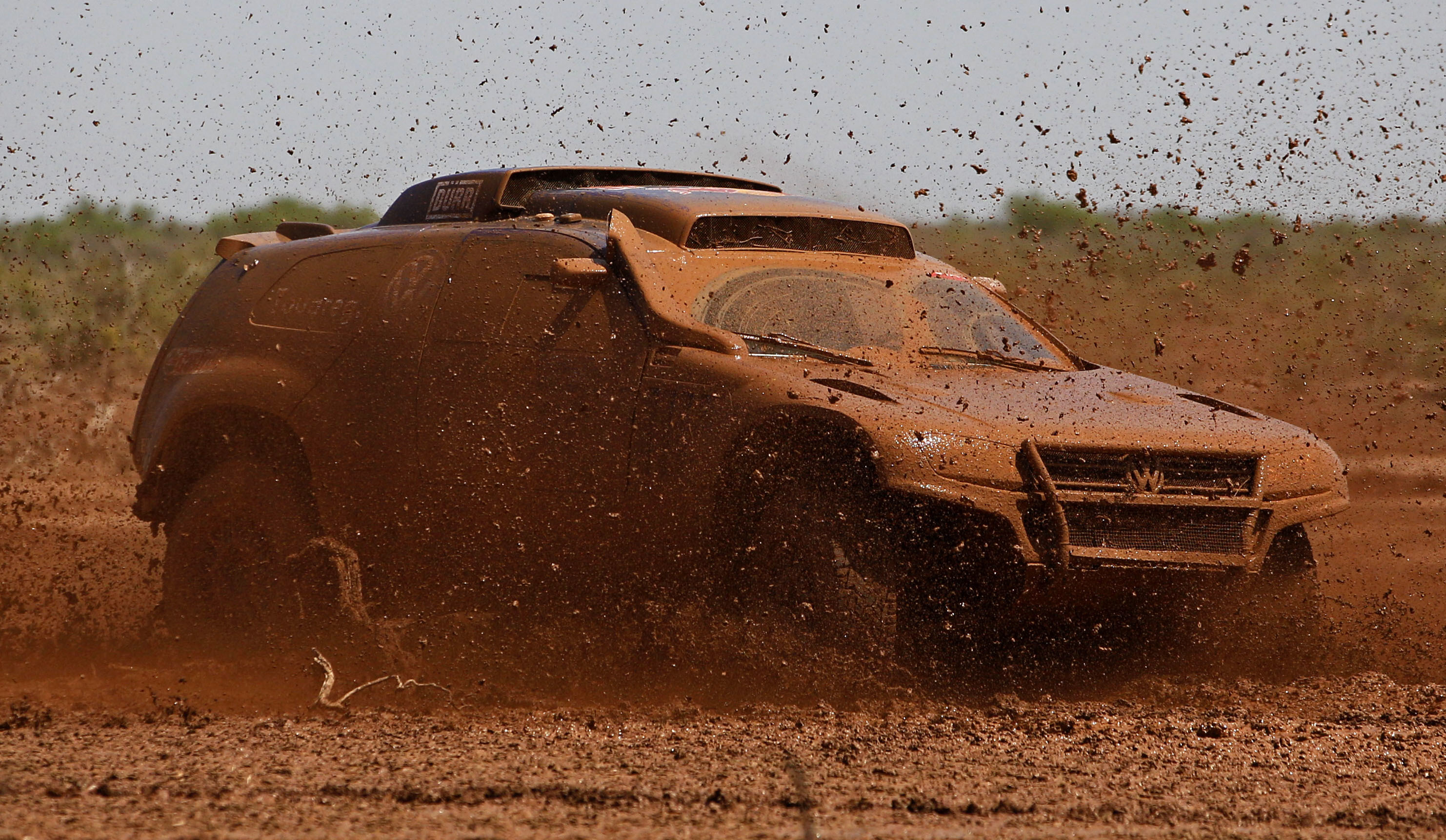 Грязный пикап. Машина в грязи. Грязная машина. Гонки в грязи. Тачки в грязи.