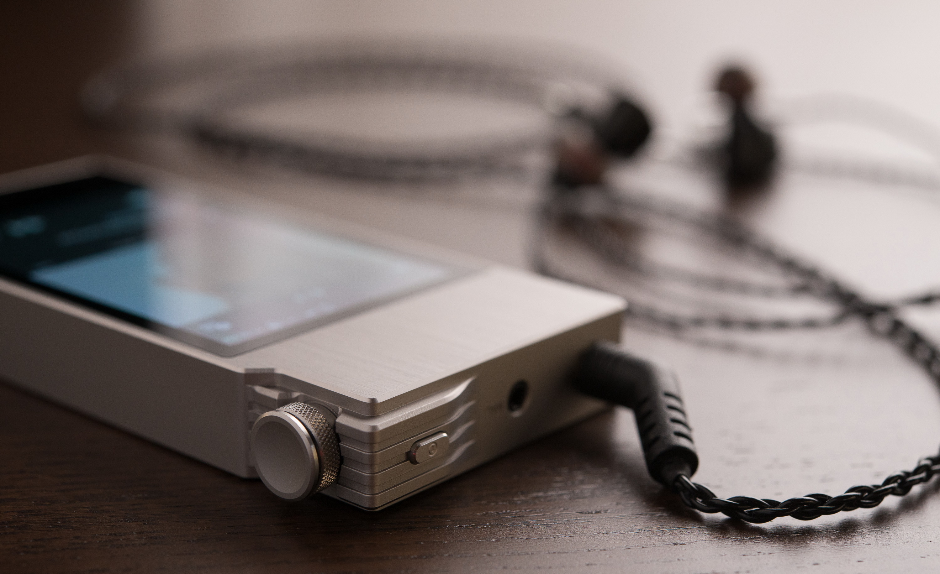 Плеер с наушниками. Плеер Astell&Kern ak120 II. Наушники с плеером. Плеер с наушниками Эстетика. Наушники и плеер на столе.