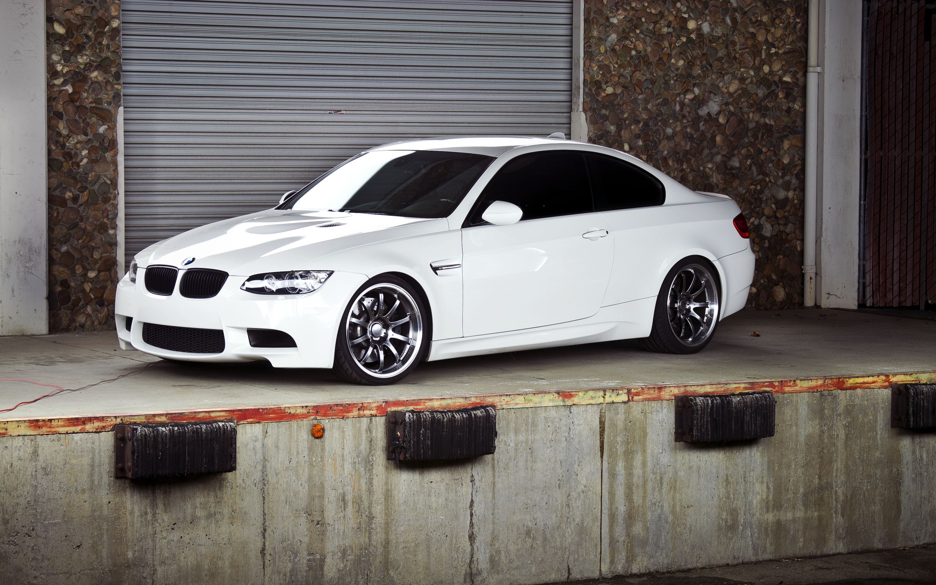 Фото белой бмв. BMW m3 White. БМВ м3 белая. БМВ е92 белая. BMW m3 m белая.