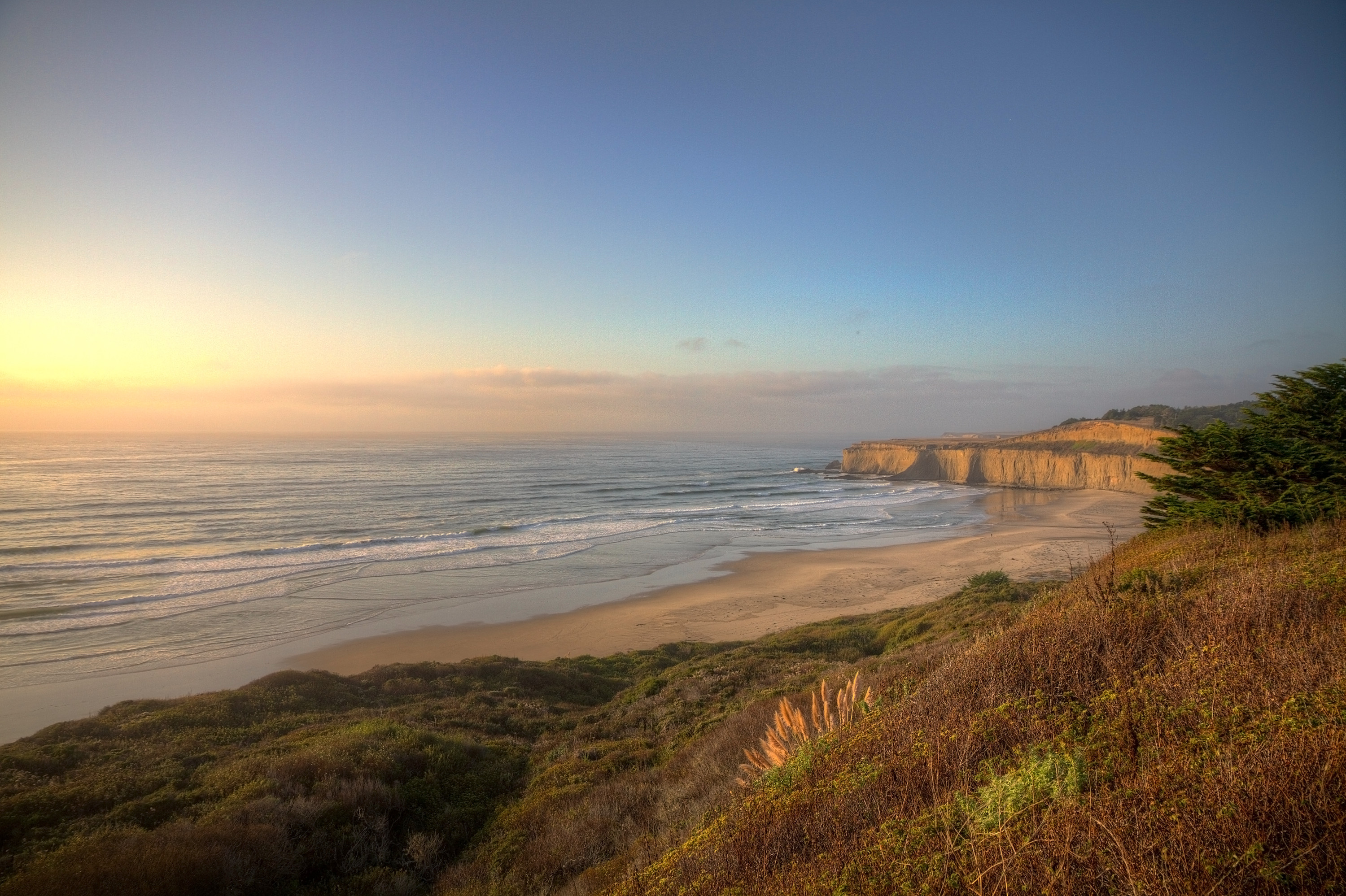 Крас берег. Пляж «дикий берег» ЮАР. Куршская коса закат. Прибрежный пейзаж. Побережье моря.