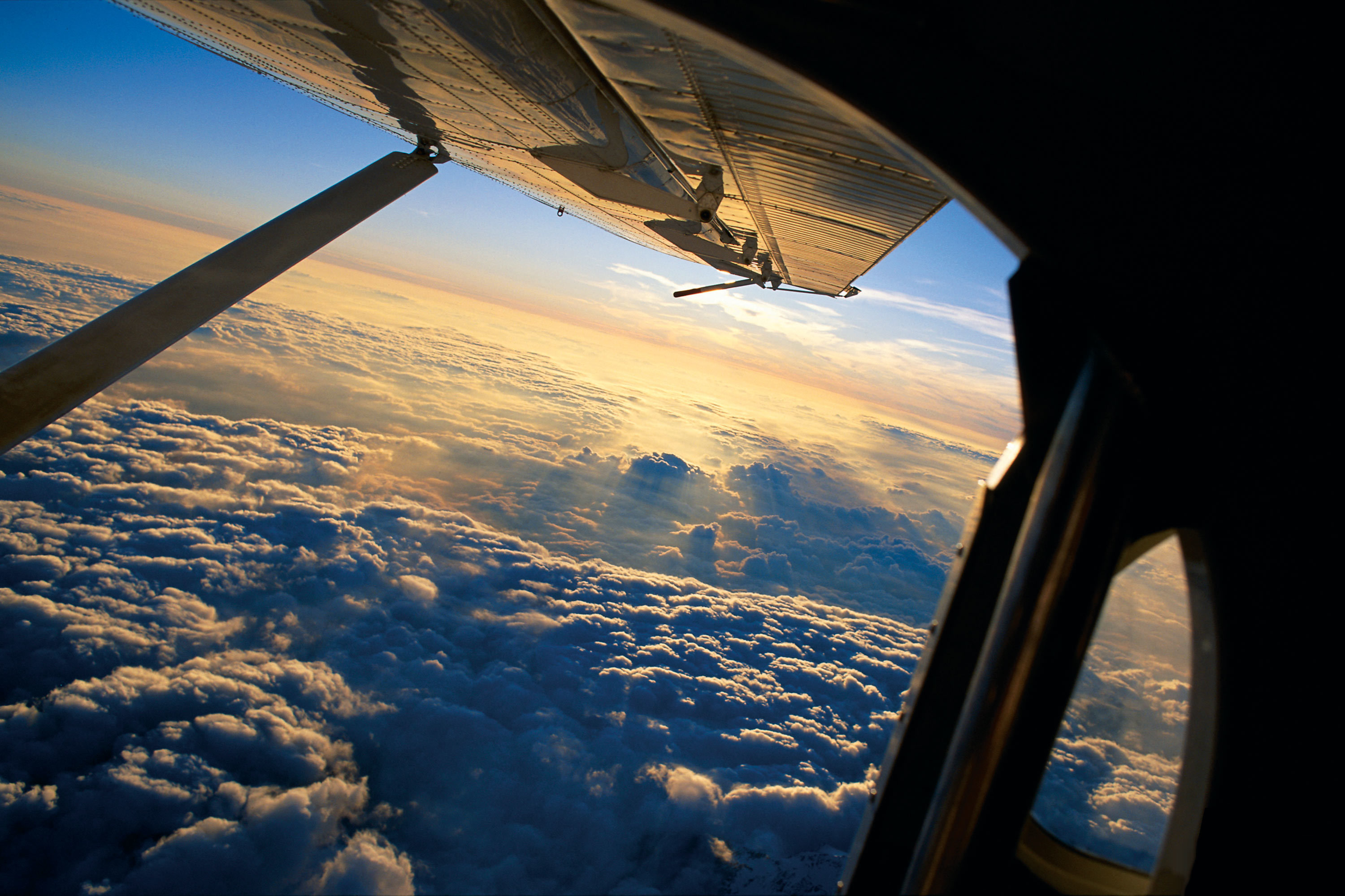 Самолет от первого лица. Вид из самолета. Красивый вид с самолета. Самолет над облаками. Небо вид из самолета.