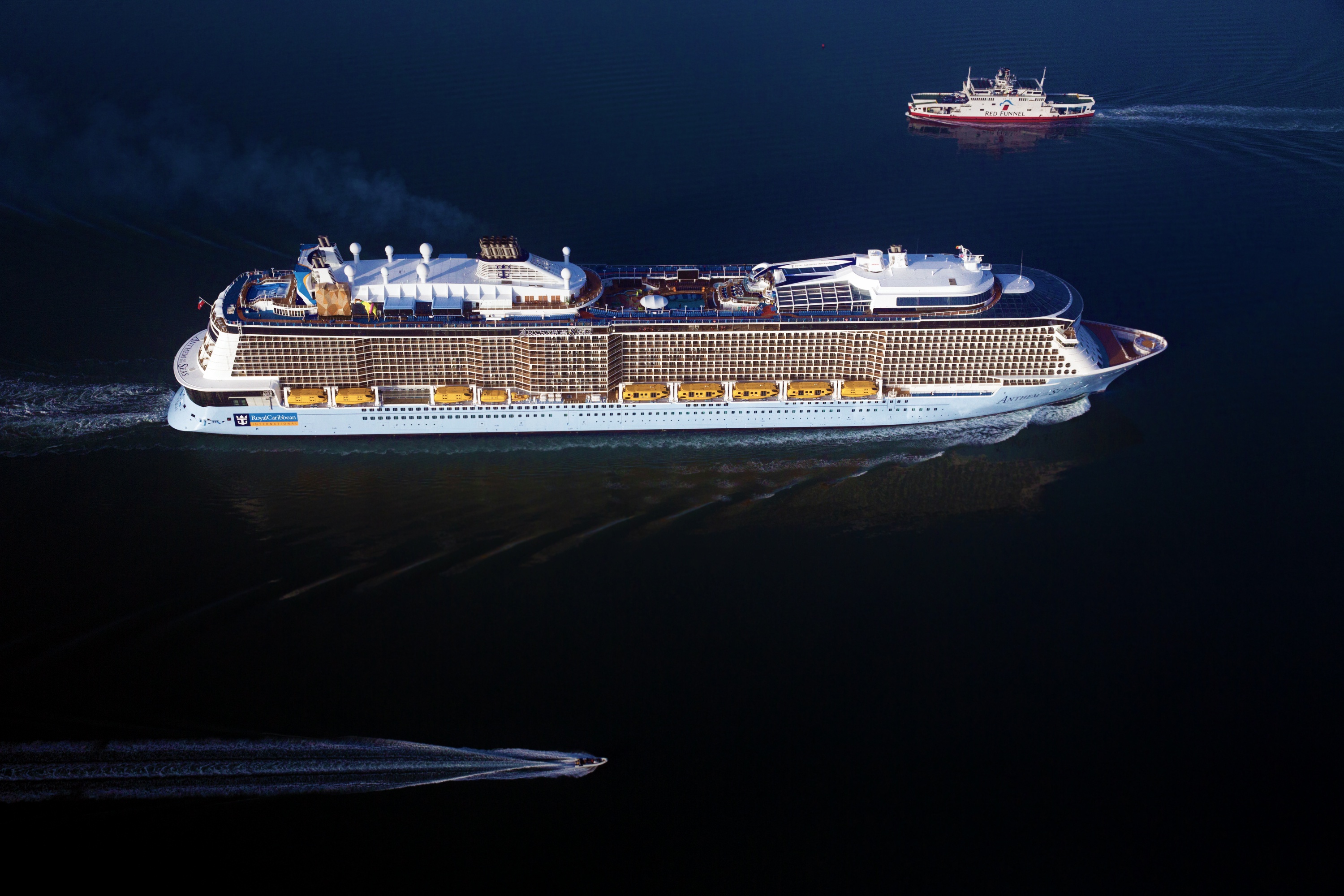 Корабль seas. Круизный лайнер Anthem of the Seas. Круиз the Quantum Ocean корабль. Oasis of the Seas шлюпки. Anthem of the Seas лайнер обои.