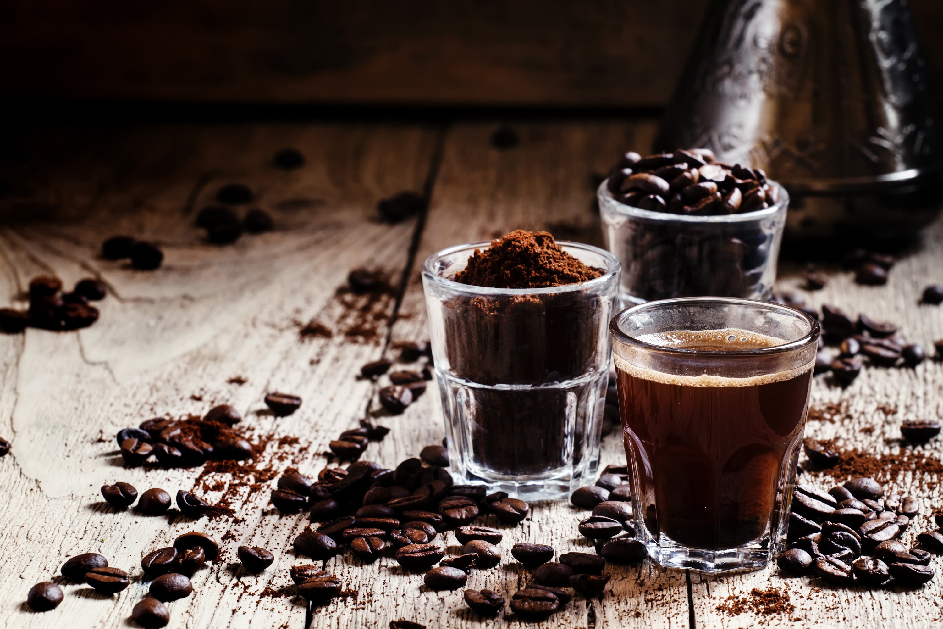 Напиток с кофейными зернами. Стаканчик кофе черный с зерном. Кофейные напитки на черном фоне. Чёрный кофе напиток. Стакан кофе с зернами.