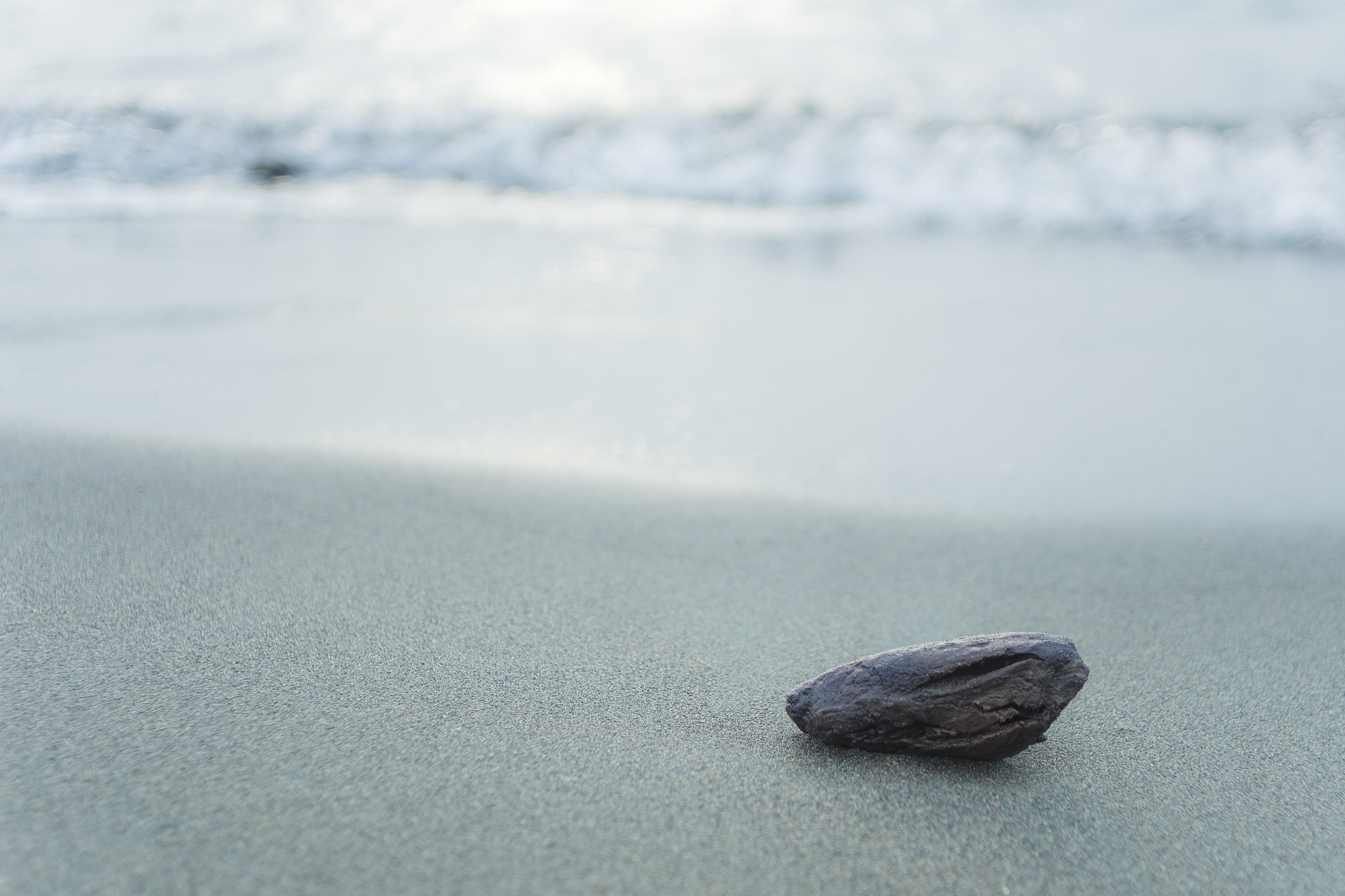 Маленькая песчинка. Камни на берегу моря. Камни на Песчаном берегу моря. Серые камни на берегу моря. Море камни.