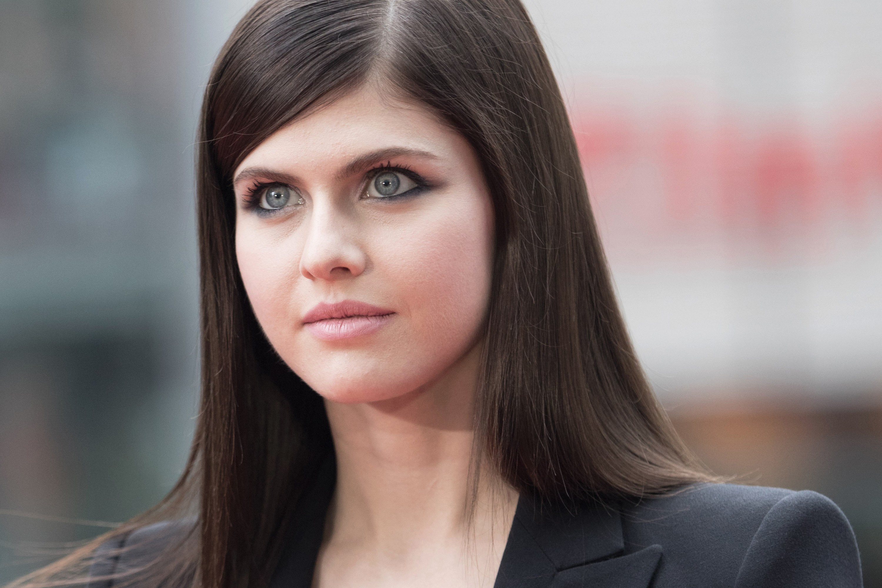 Download wallpaper look, girl, makeup, actress, brunette, blue-eyed, hair,  Alexandra Daddario, section girls in resolution 3000x2000