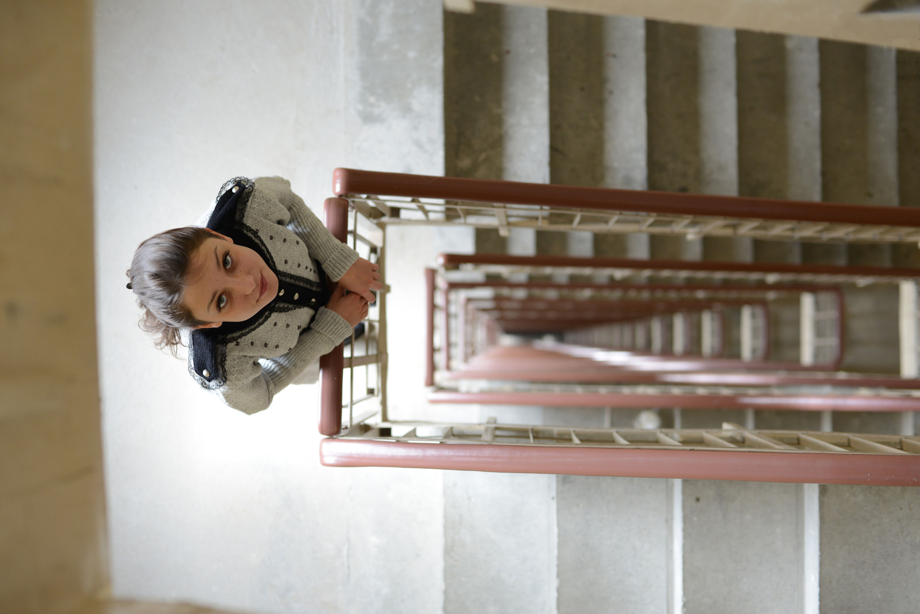 Download Wallpaper Girl Model Brunette Cute Stairs Foxy Di Nensi