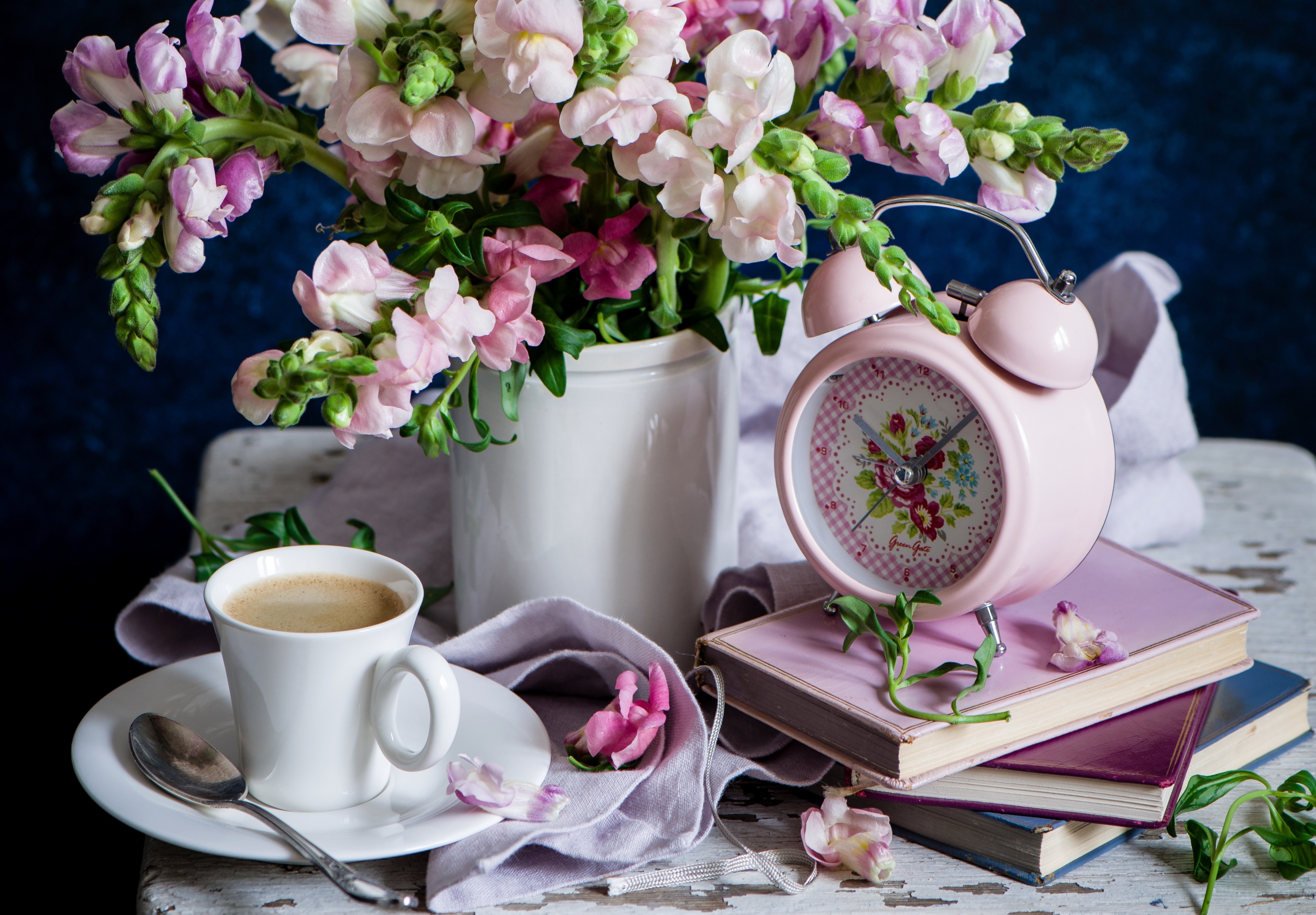 Изысканного утра. Чашка кофе и цветы. Кофе и цветы. Утро кофе цветы. Кофе с цветами.