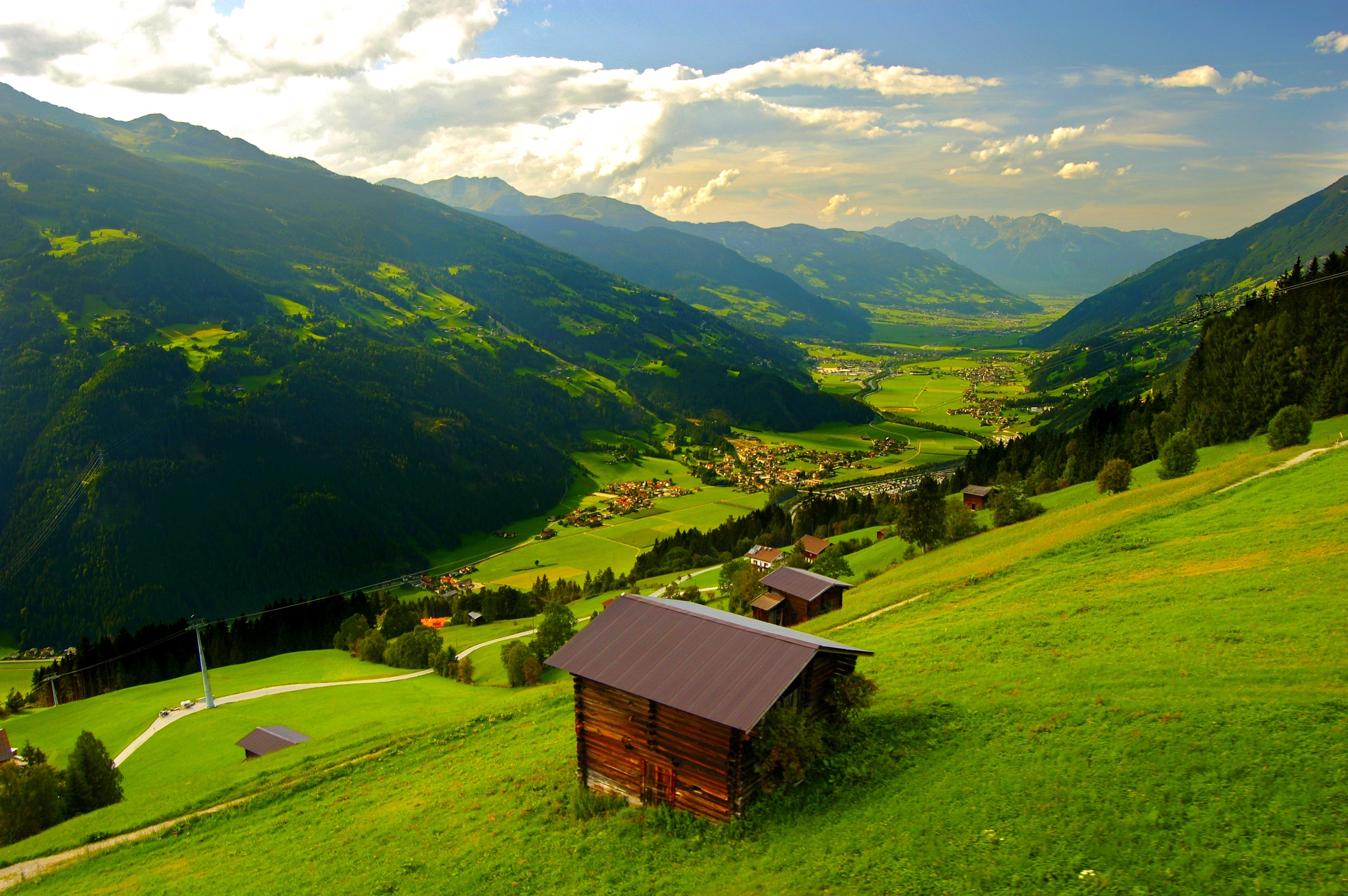 Везде работа на горах в долинах рощах. Долина Лаутербруннен Швейцария. Долина Меюсе Бельгия. Грузия деревня в горах. Зеленые холмы Швейцарии.