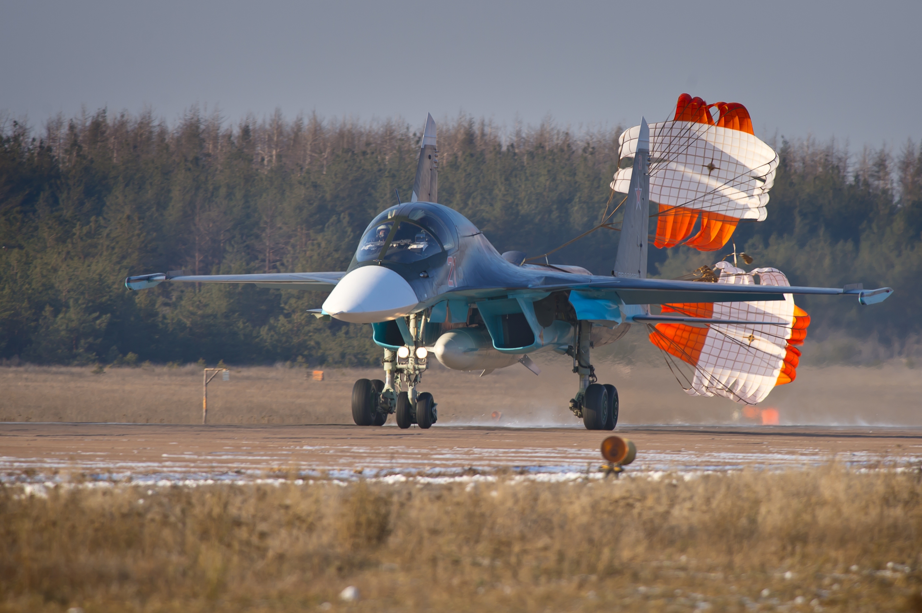 Самолеты в данный момент. Су-34 с тормозным парашютом. Су-34 истребитель. Су-34 реактивный самолёт. Военный самолет Су 34.