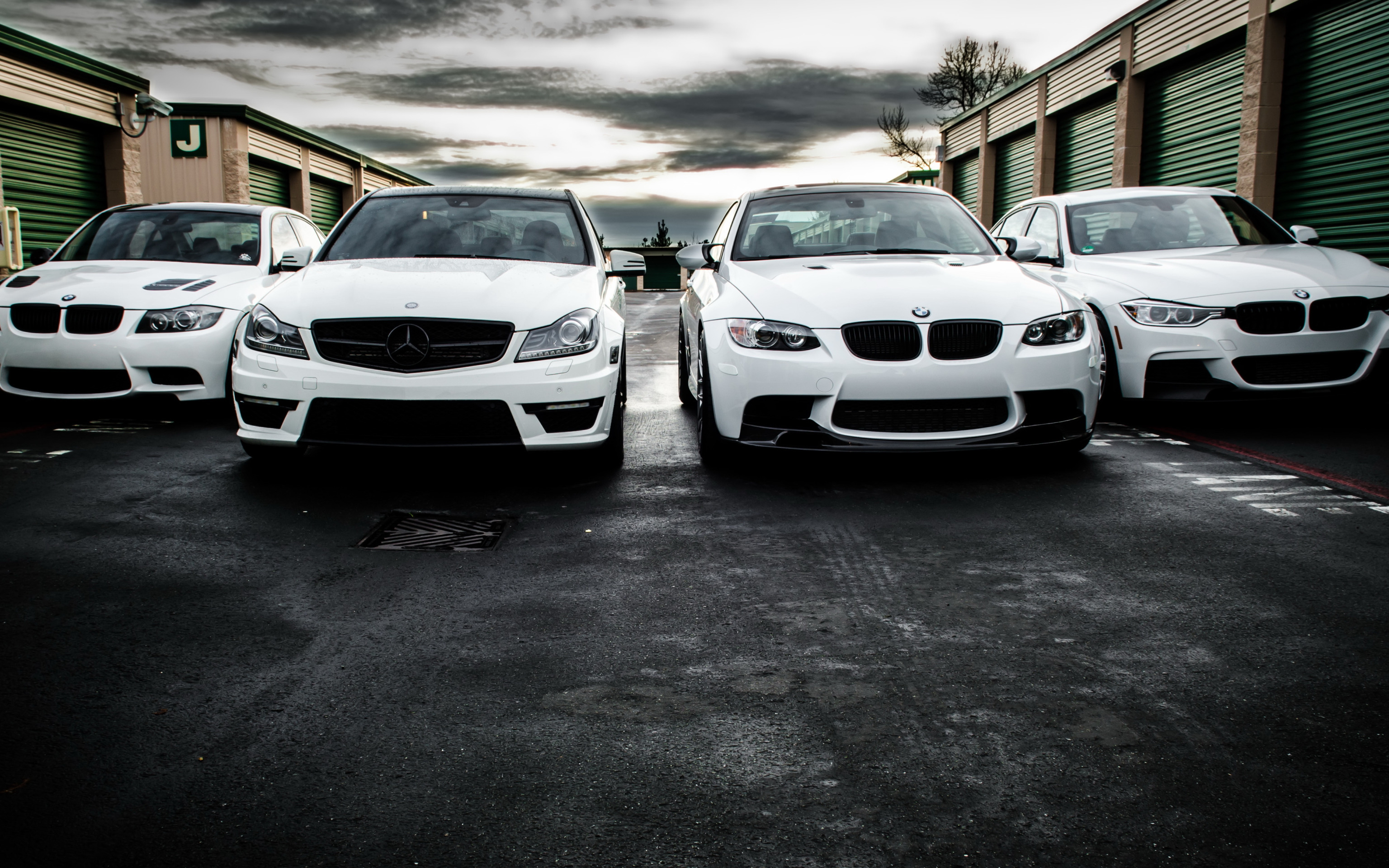 Четверо машин. Mercedes BMW f30. BMW AMG m3. БМВ e63 AMG белая. BMW m3 белая.