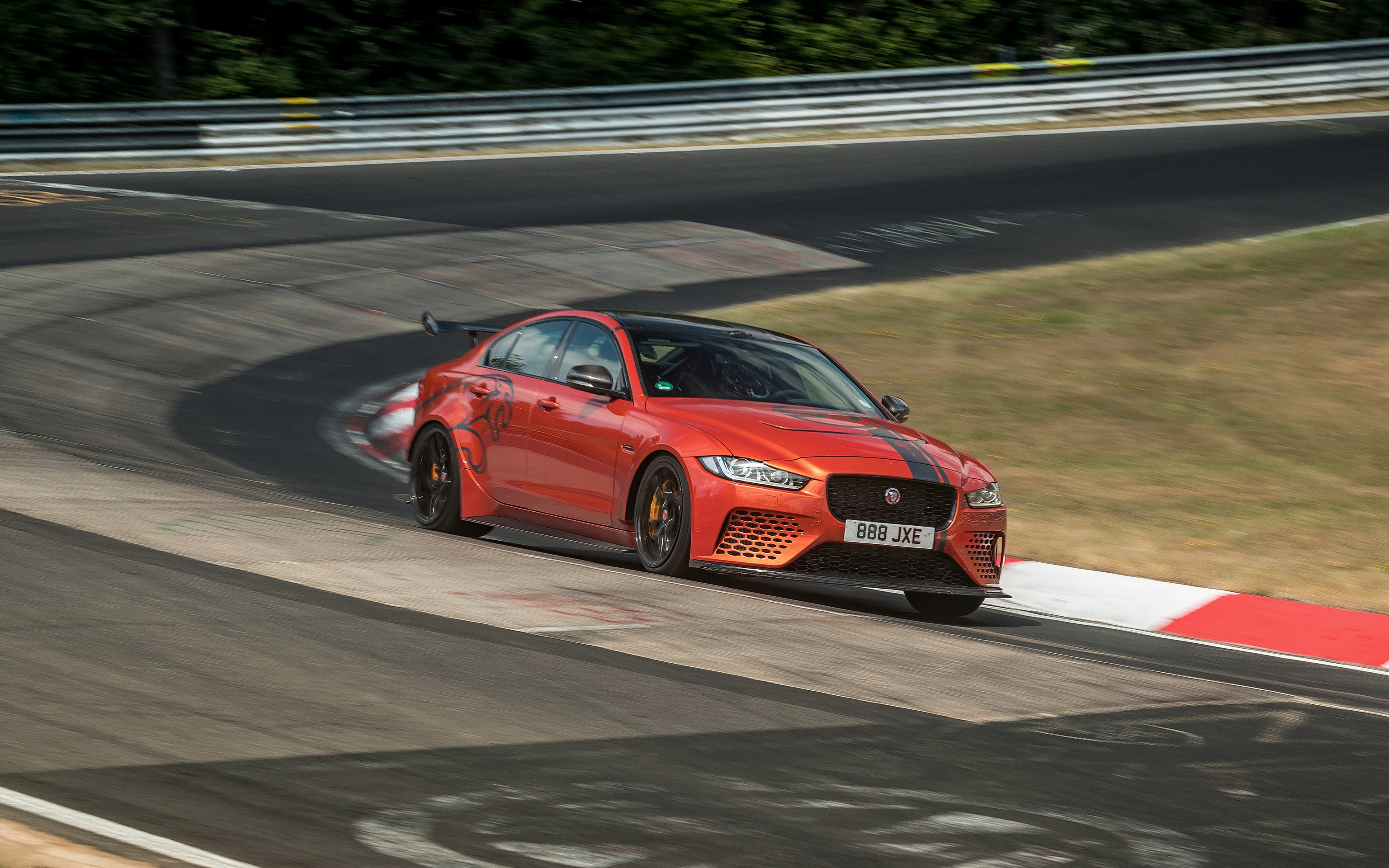 Самый быстрый седан в мире. Ягуар Хе SV Project 8. Jaguar xe SV Project 8. Jaguar xe SV Project 8 rr3. Jaguar XV Project 8.