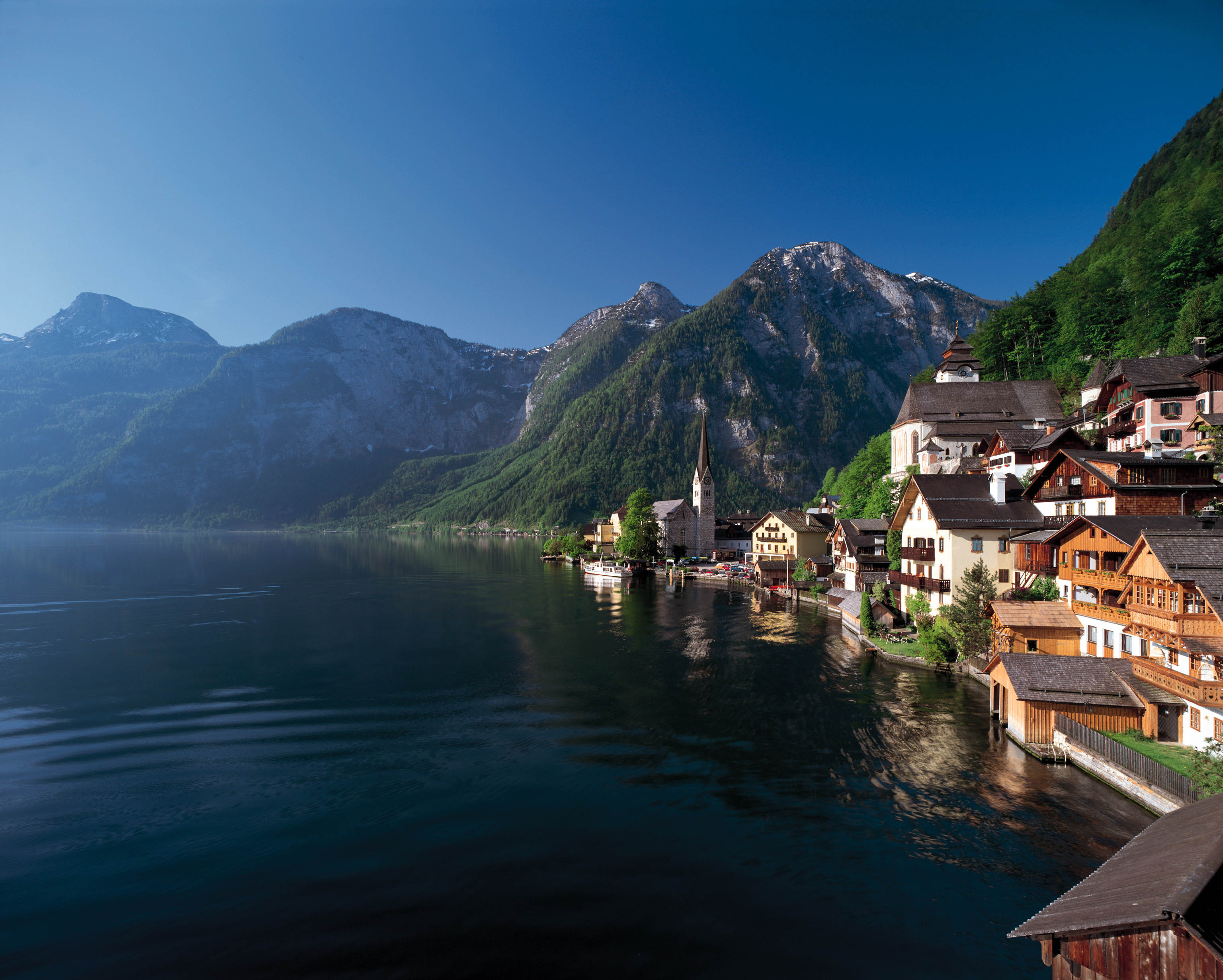 На озерах австрии. Гальштат Австрия. Австрия озеро Гальштат. Городок в Австрии на озере Гальштат. Хальштатт Австрия летом.